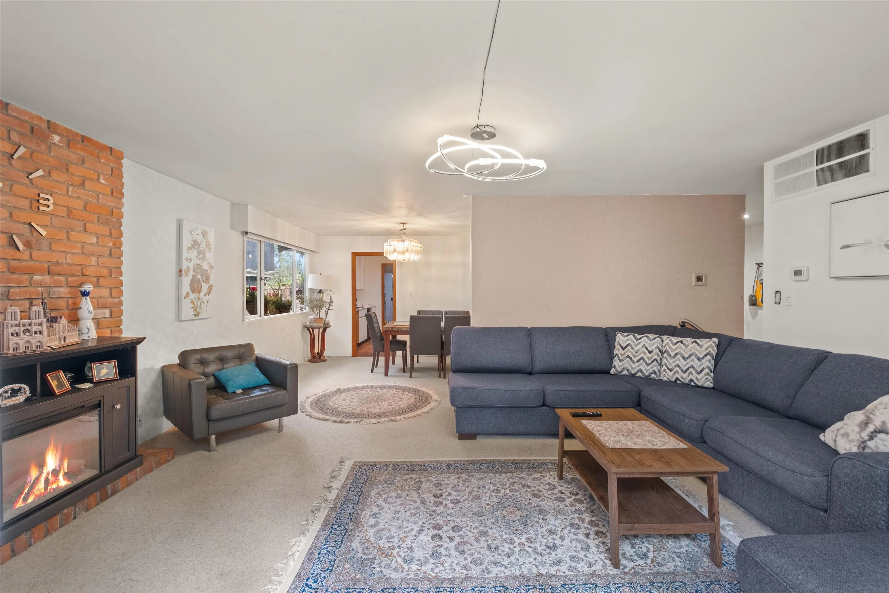 886 E 29th Street
