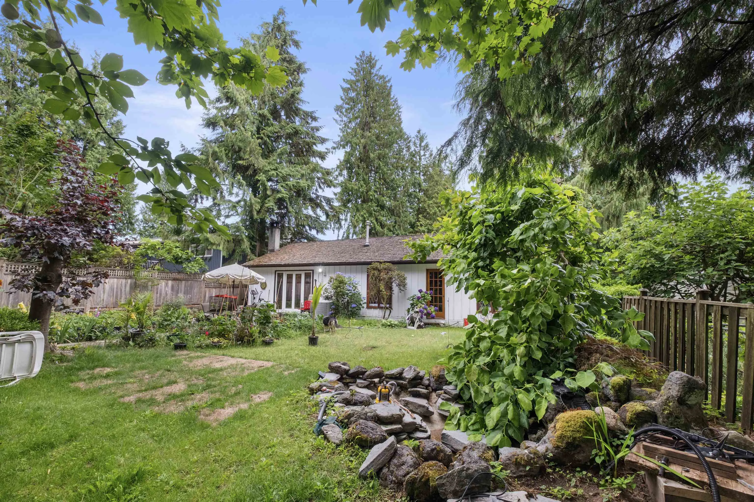 886 E 29th Street
