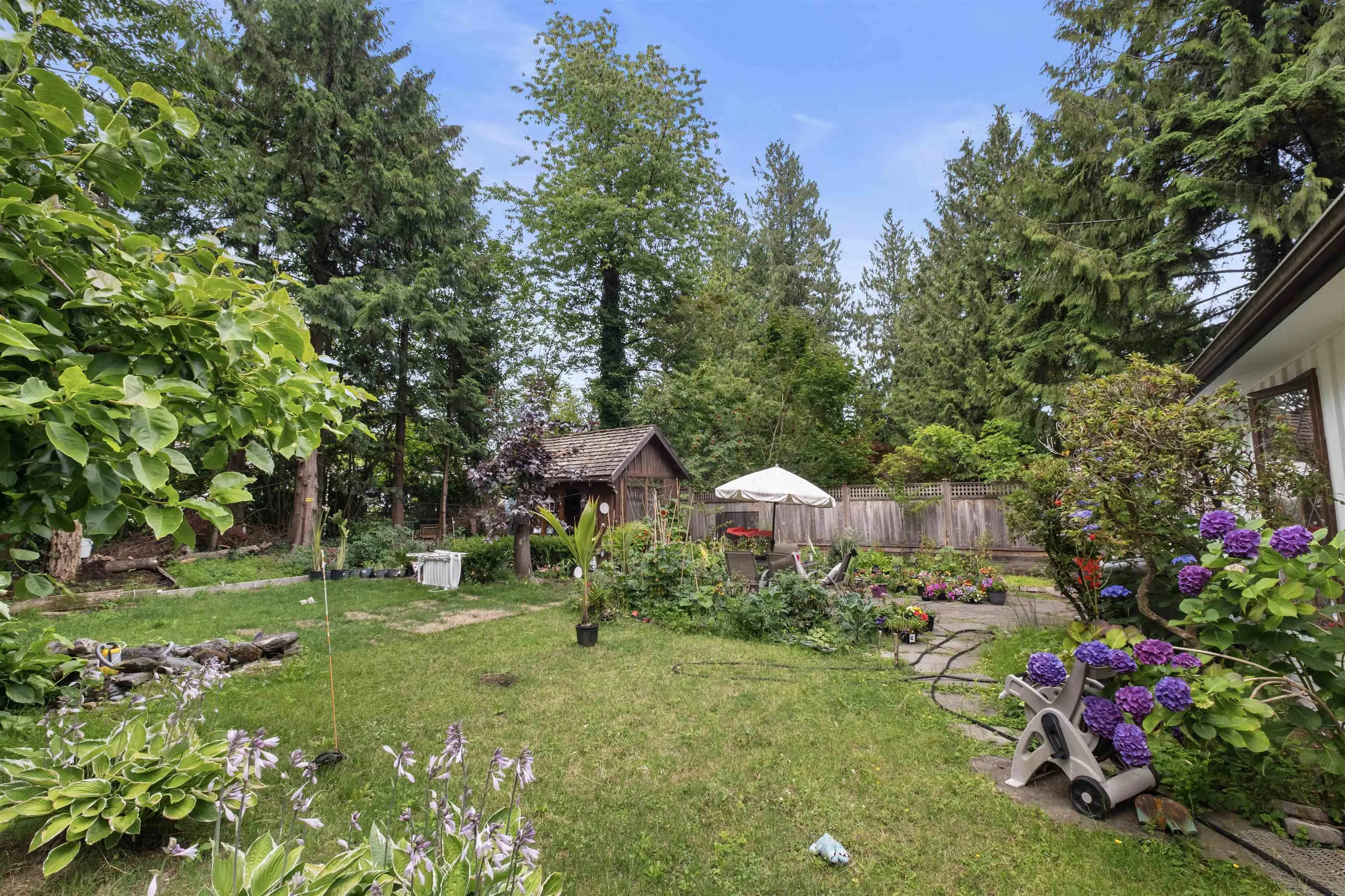 886 E 29th Street
