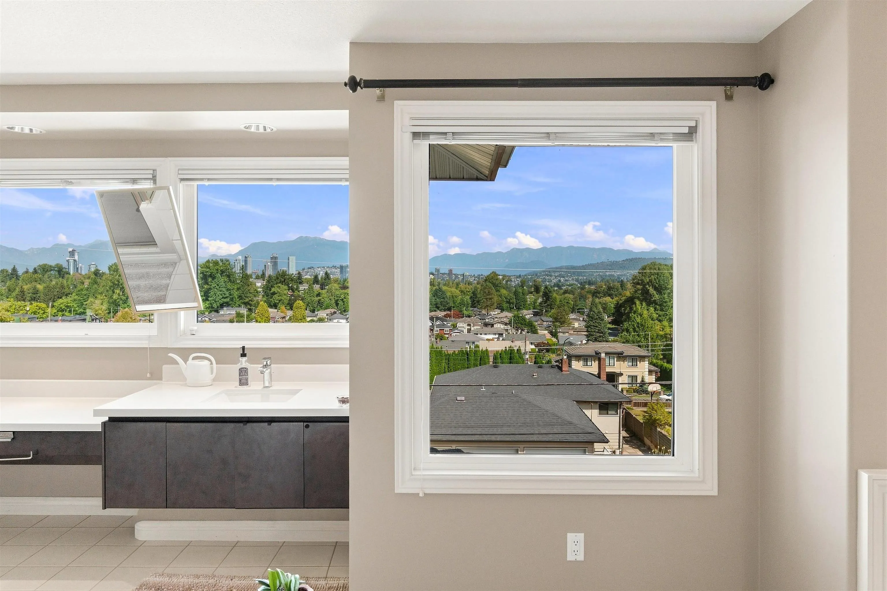 4229 Hazelwood Crescent