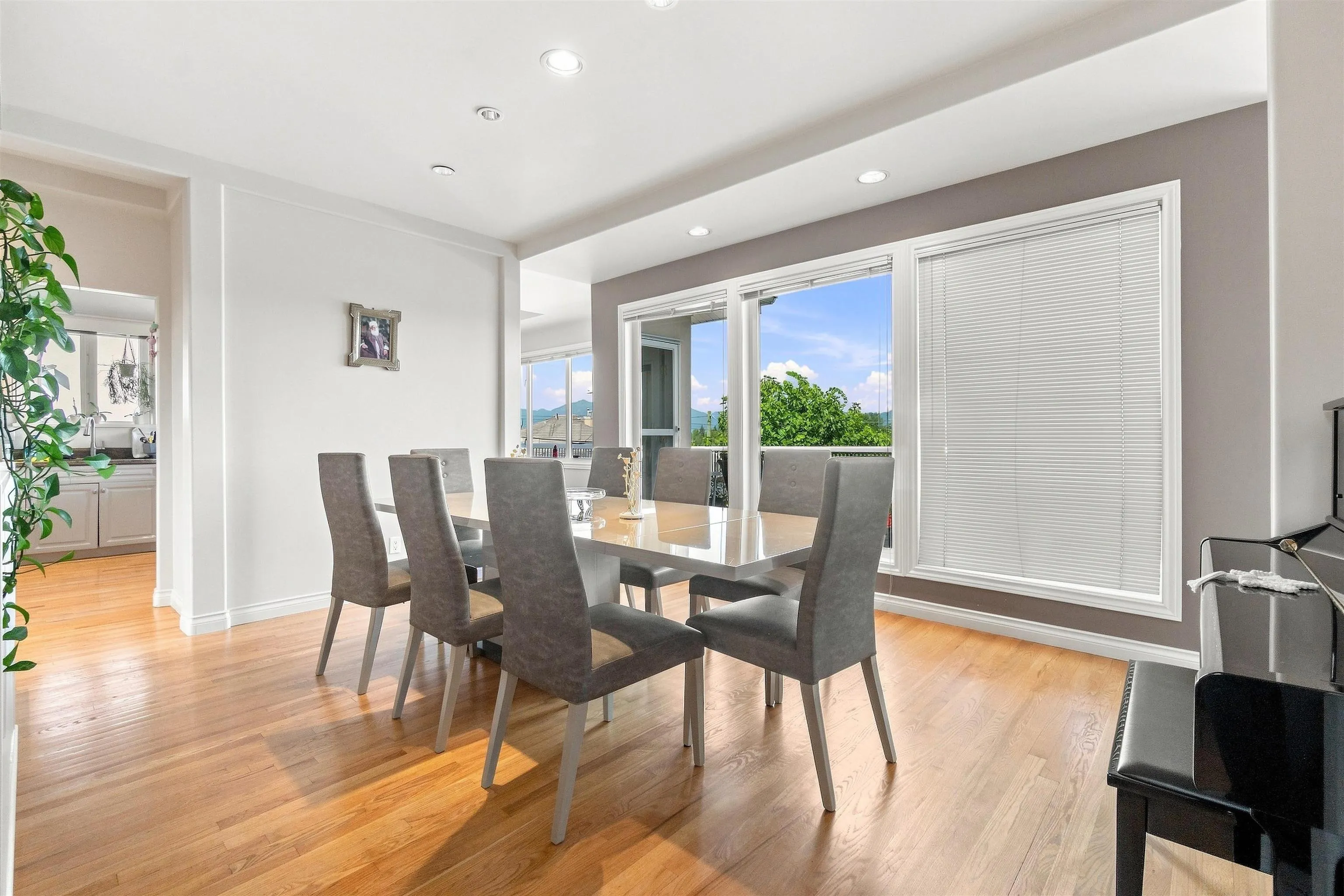 4229 Hazelwood Crescent