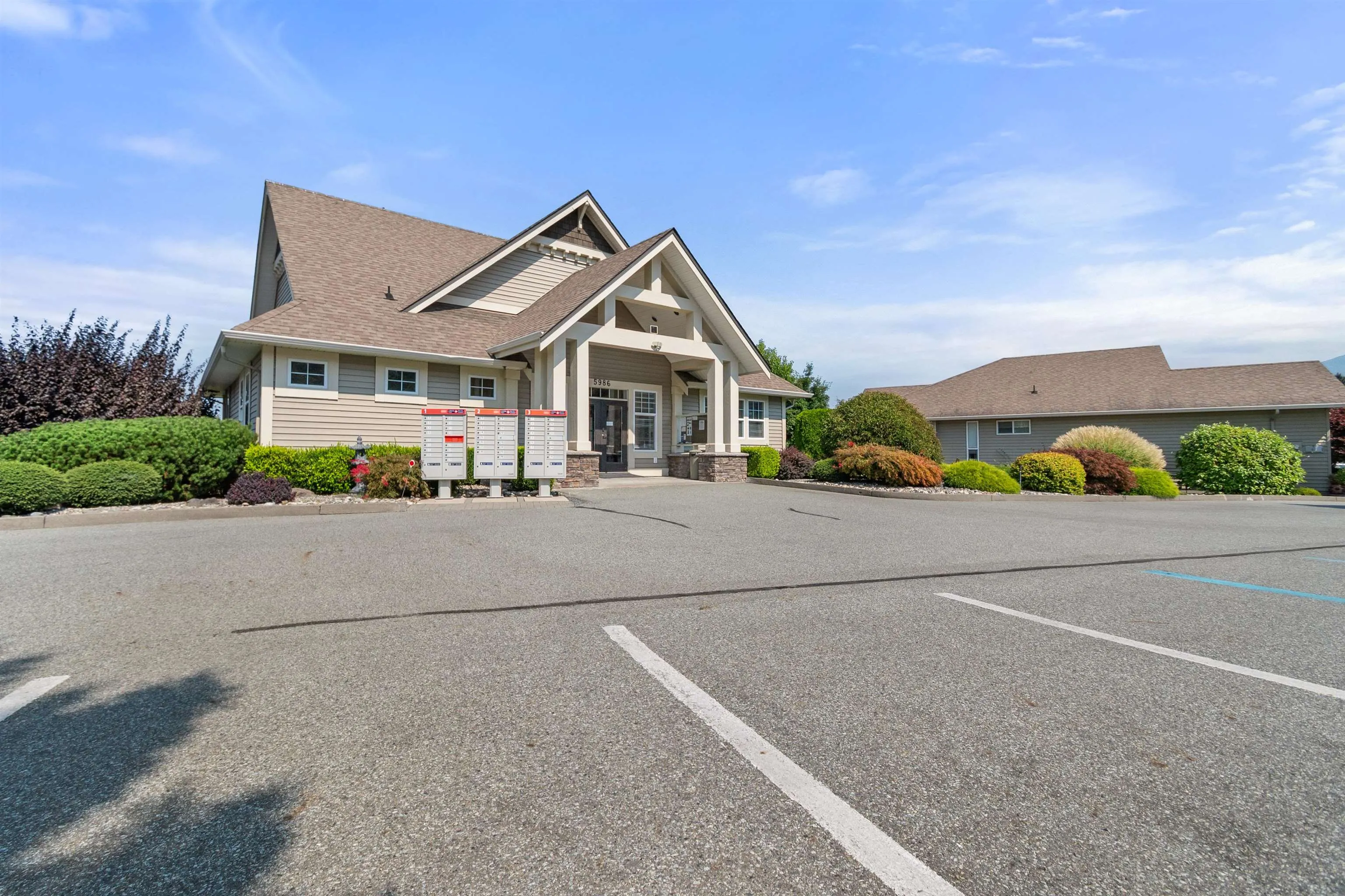 5976 Hunter Creek Crescent