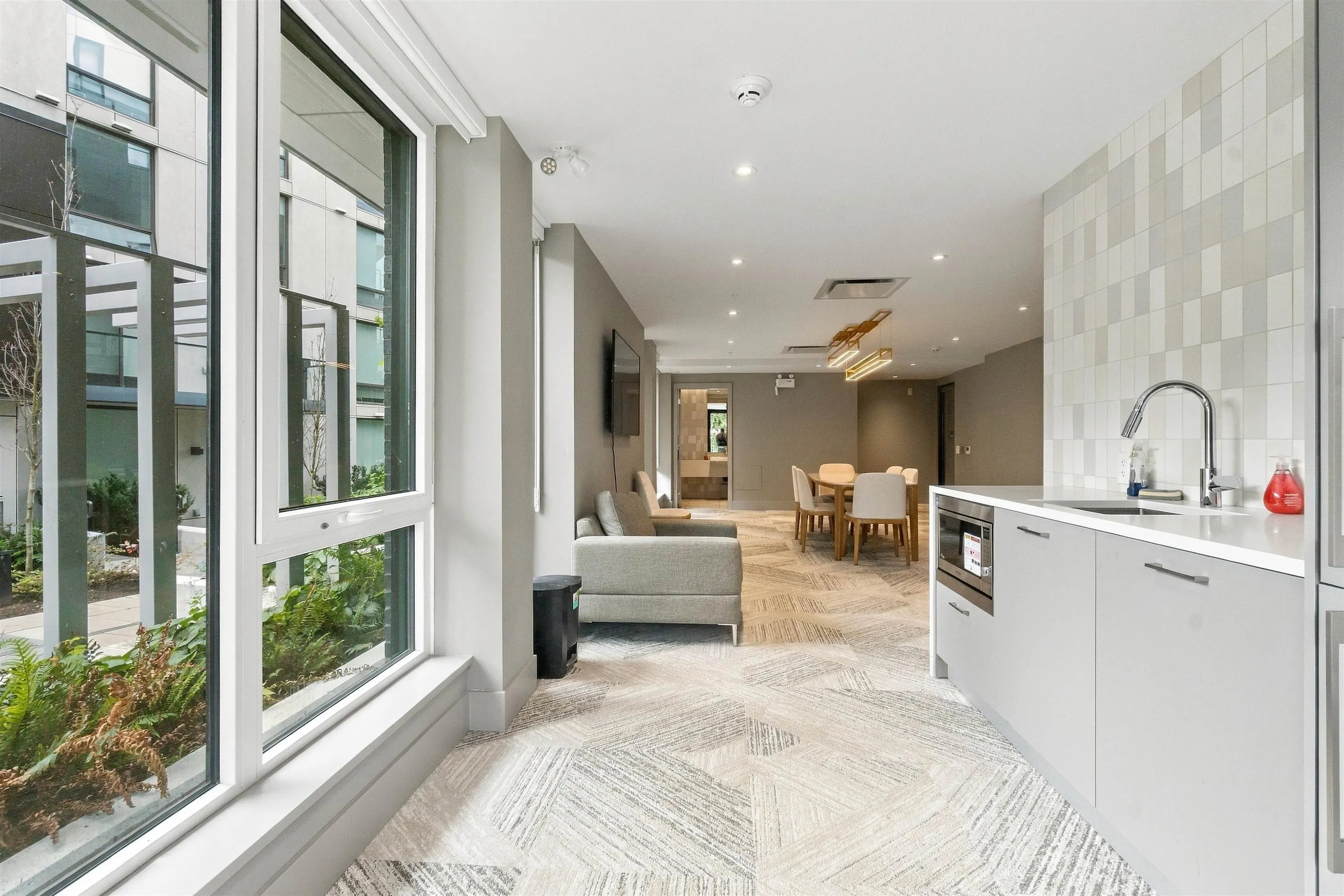 5168 Cambie Street #205