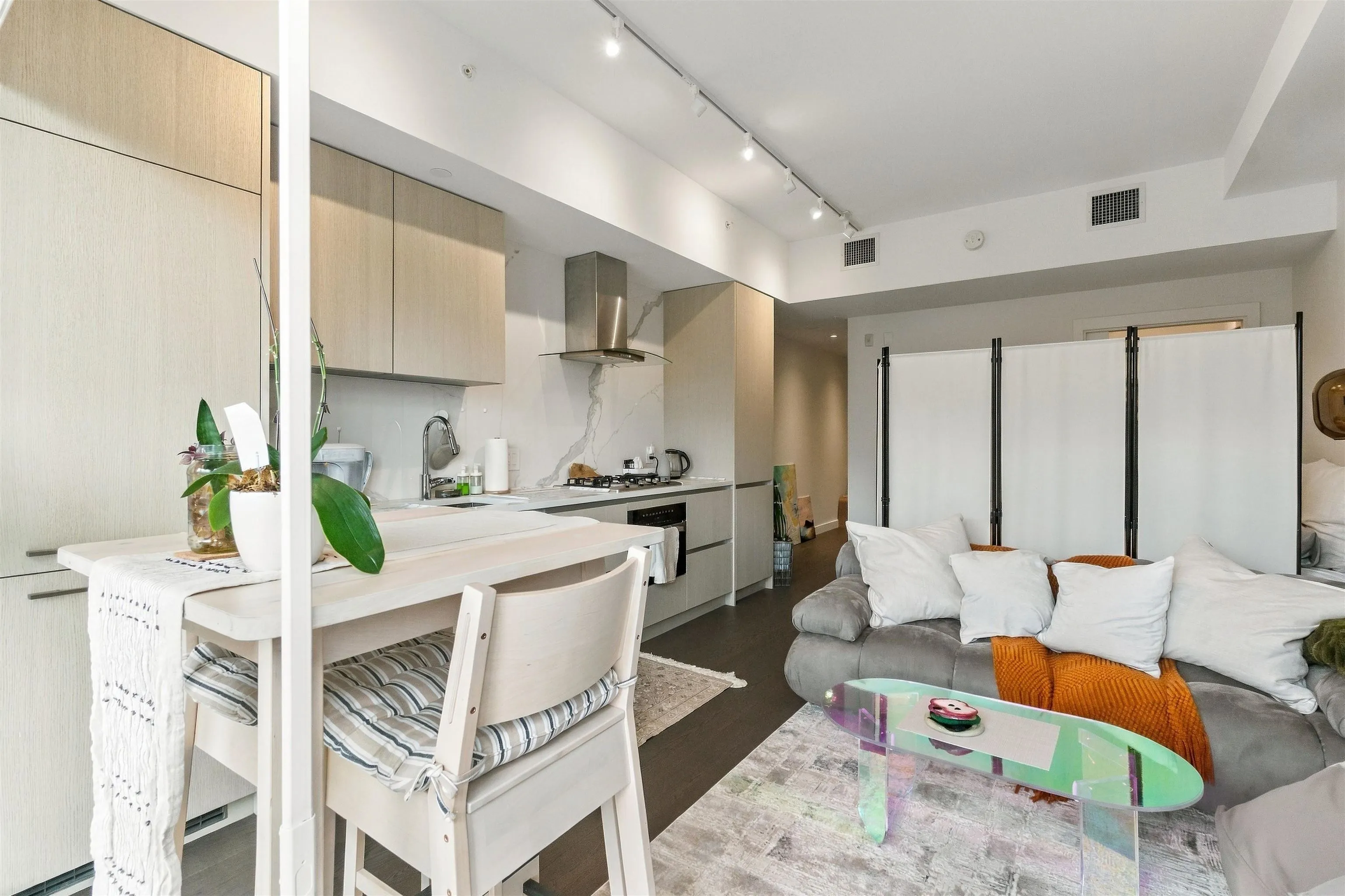5168 Cambie Street #205