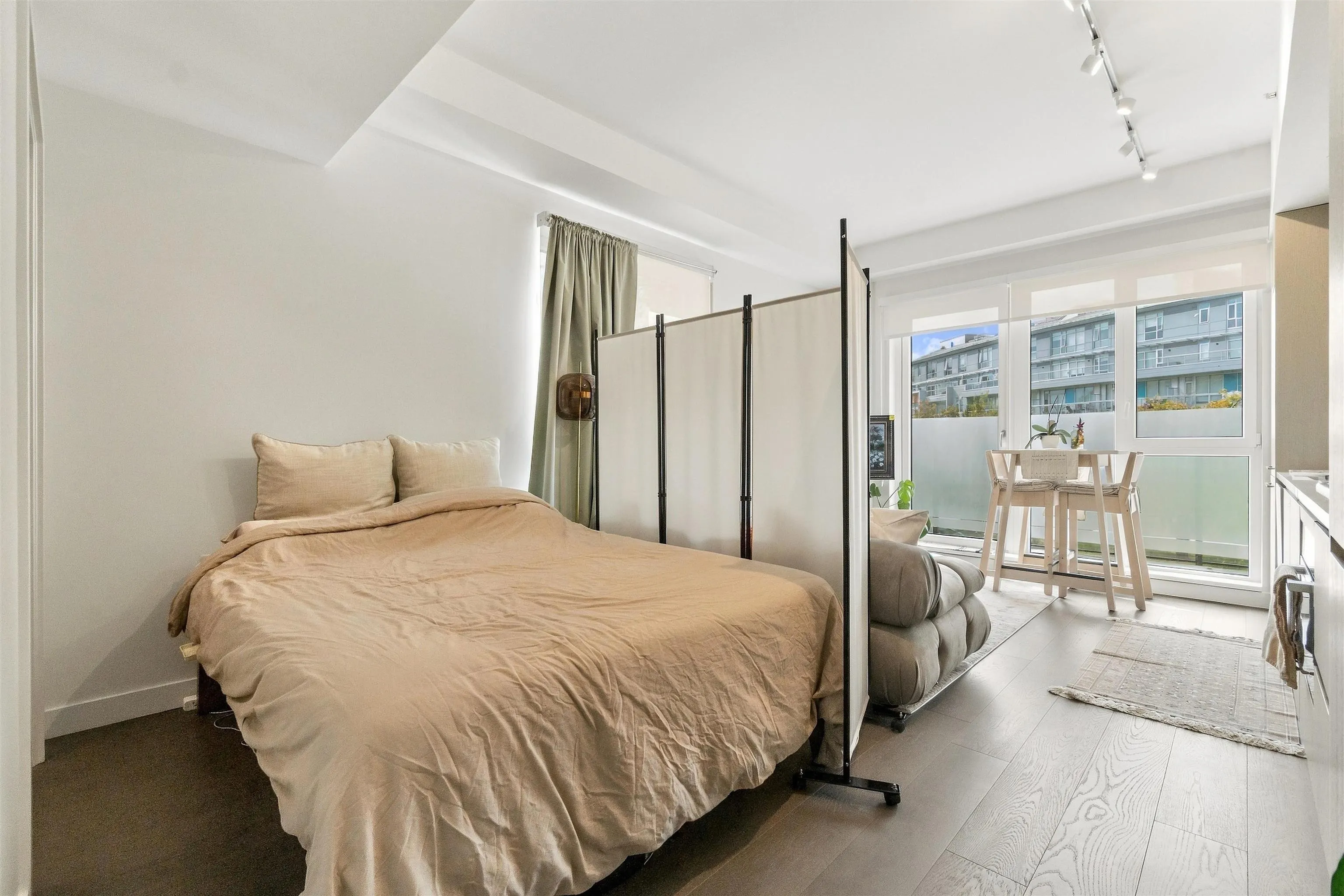 5168 Cambie Street #205