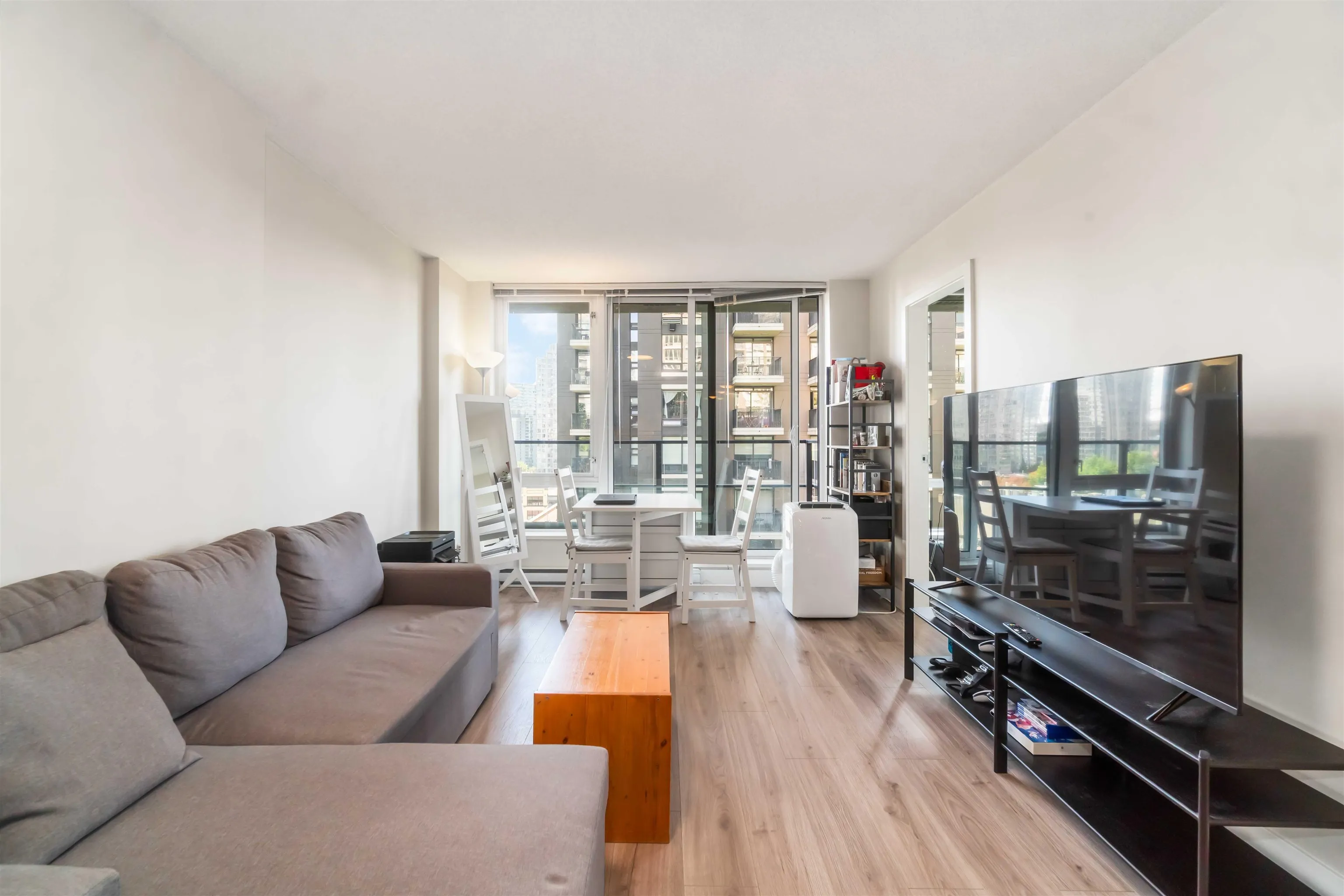 1088 Richards Street #813