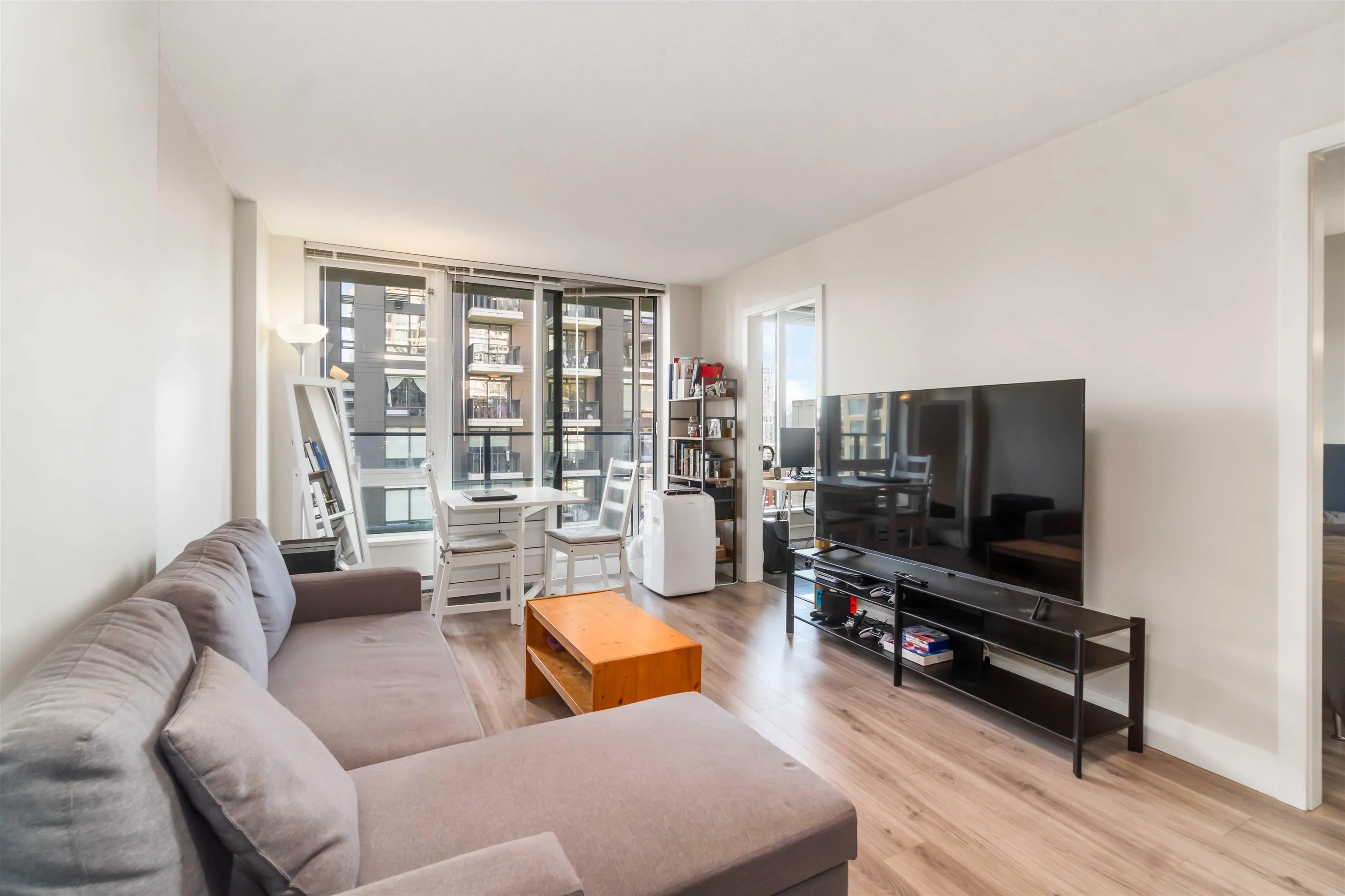 1088 Richards Street #813