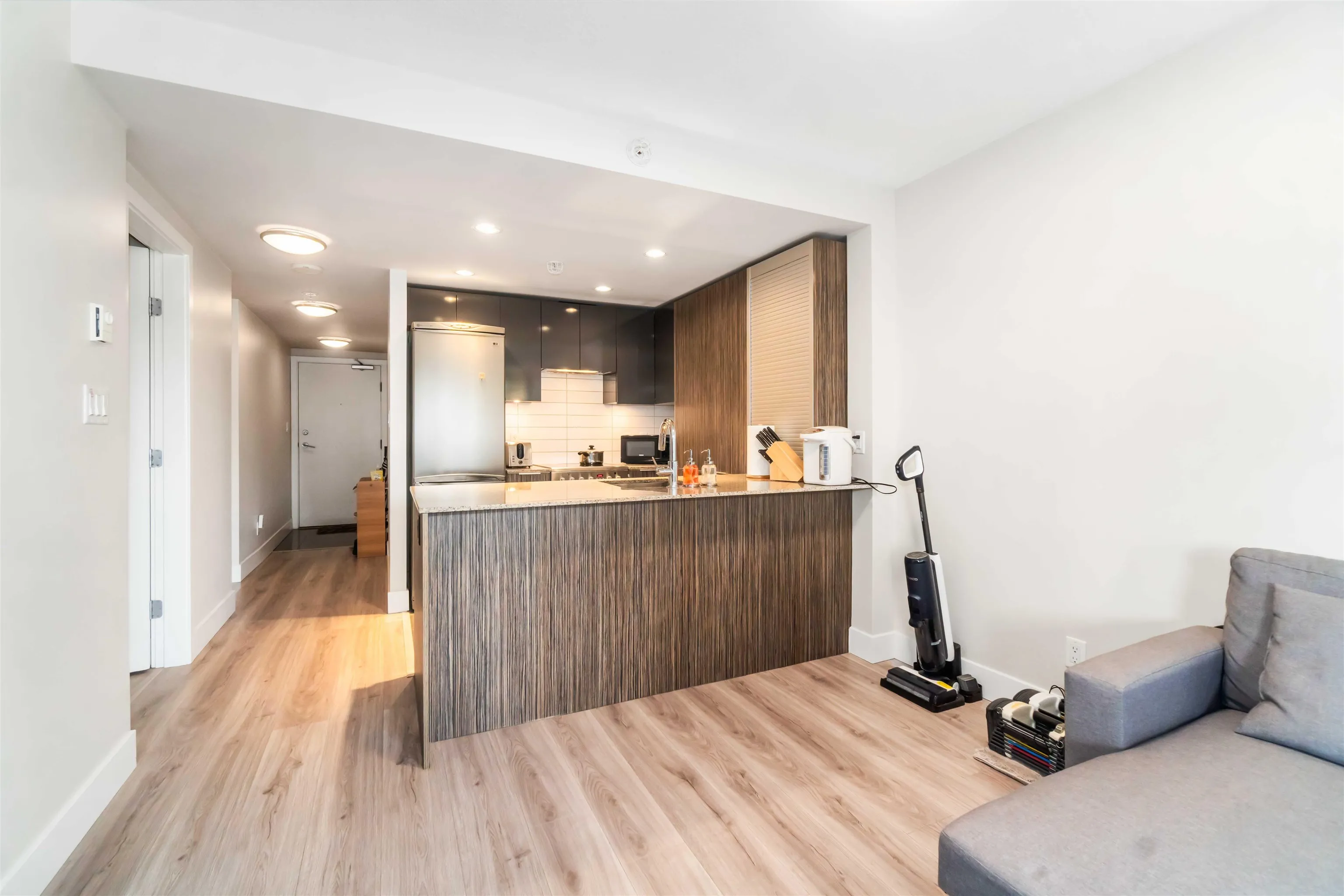 1088 Richards Street #813