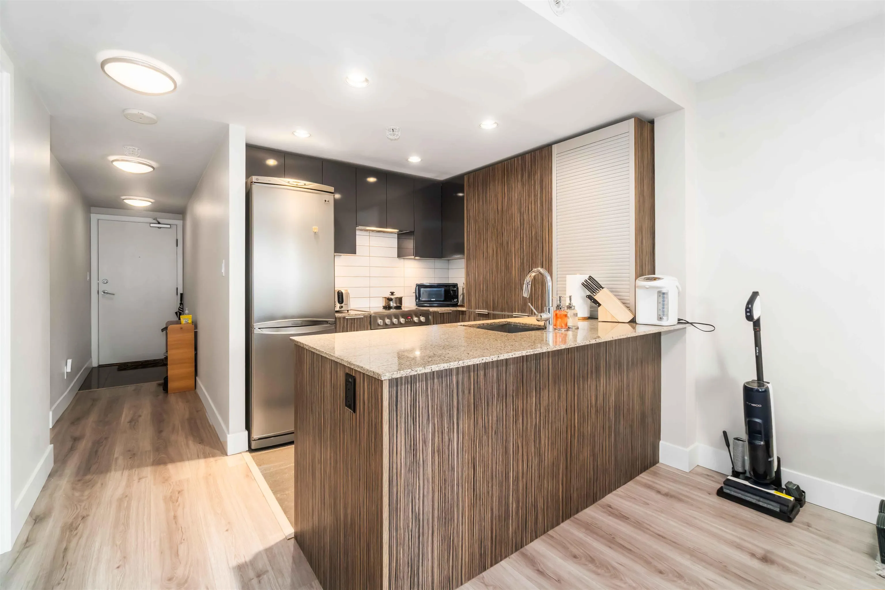 1088 Richards Street #813