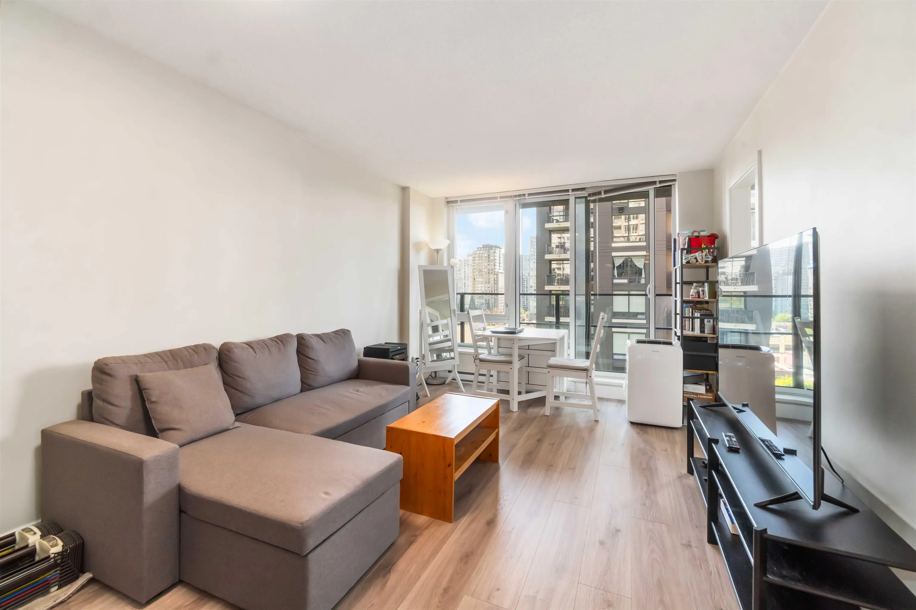 1088 Richards Street #813