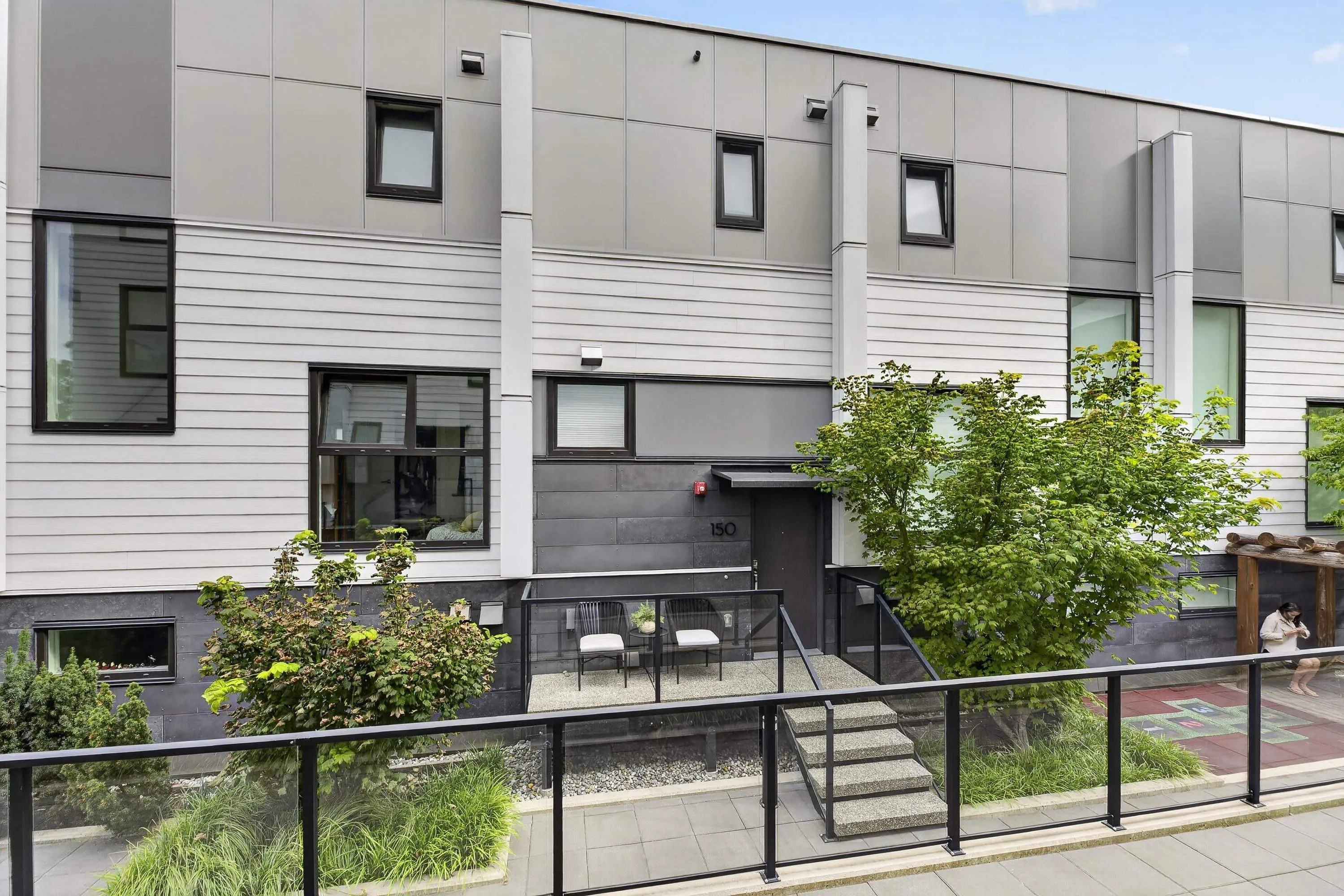 150 W Woodstock Avenue