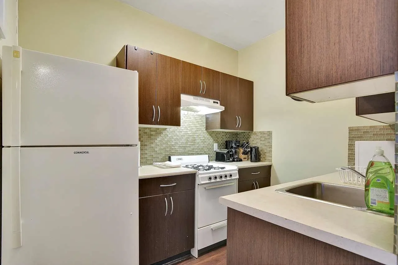 935 Jervis Street #4