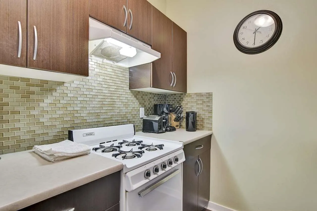935 Jervis Street #4