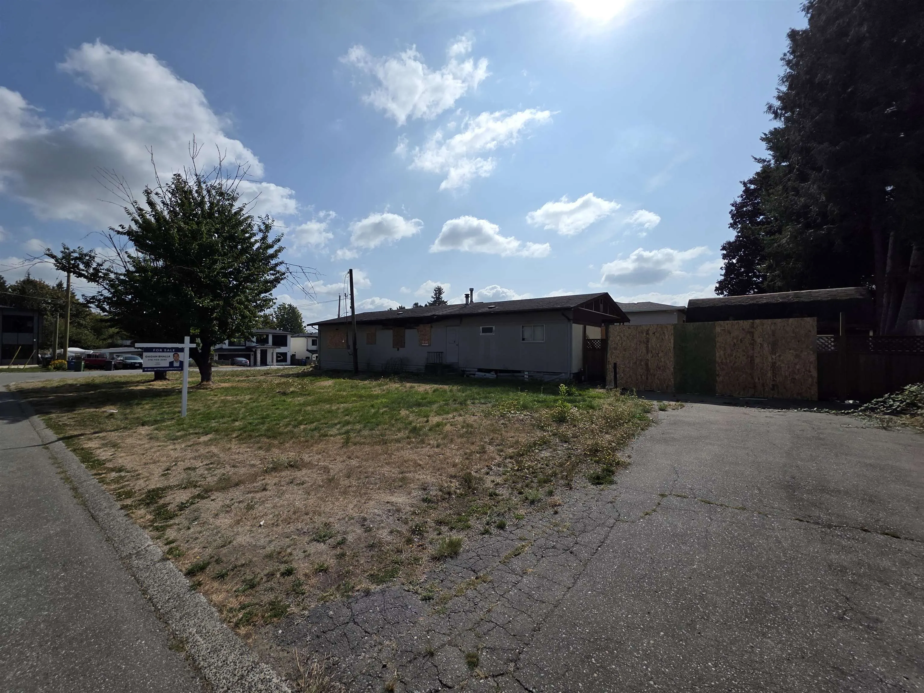 2171 Oakridge Crescent