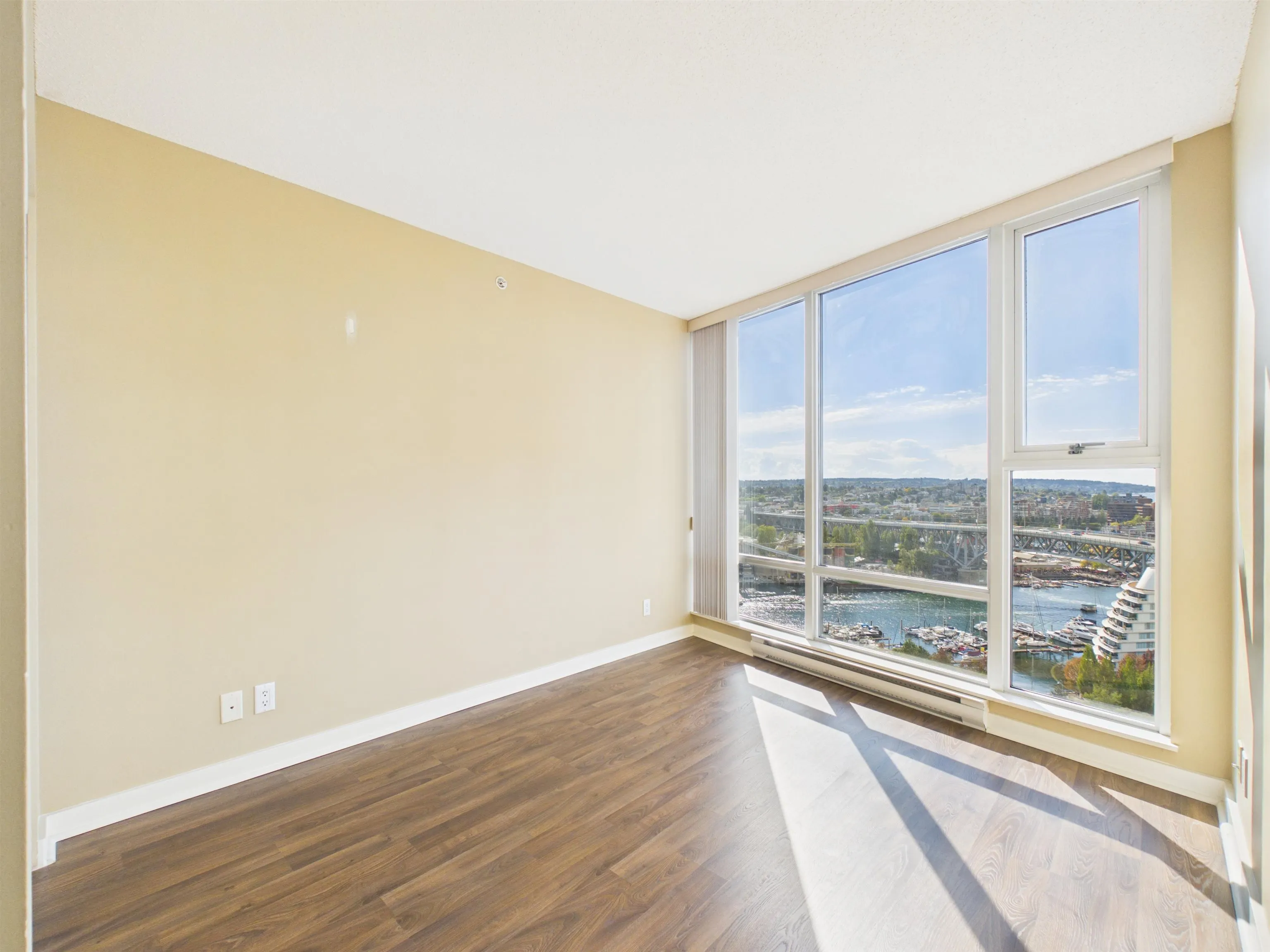 2505 455 Beach Crescent