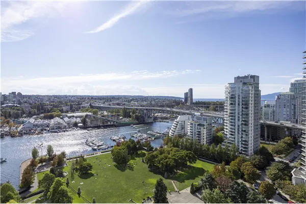 2505 455 Beach Crescent