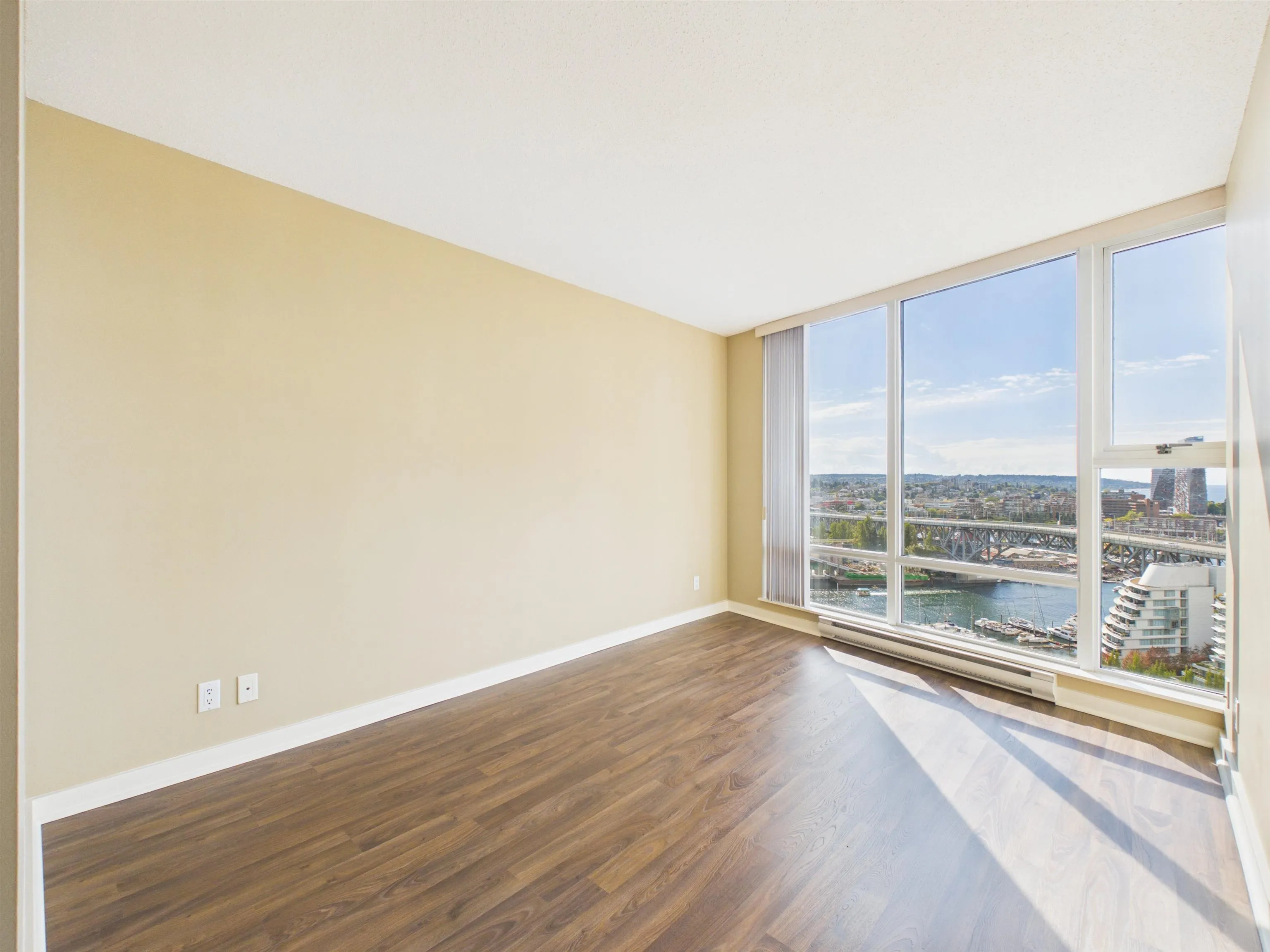 2505 455 Beach Crescent