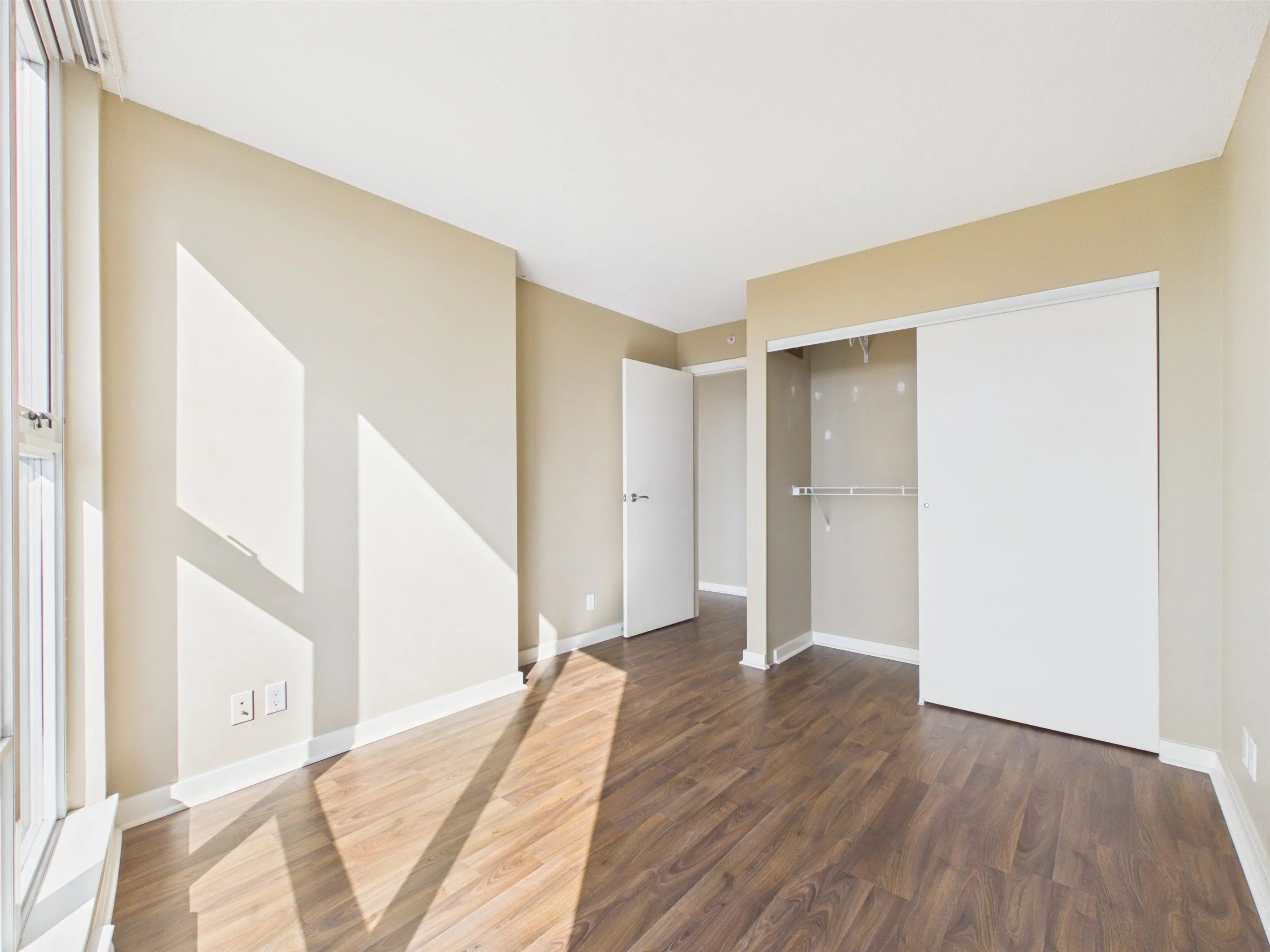 2505 455 Beach Crescent