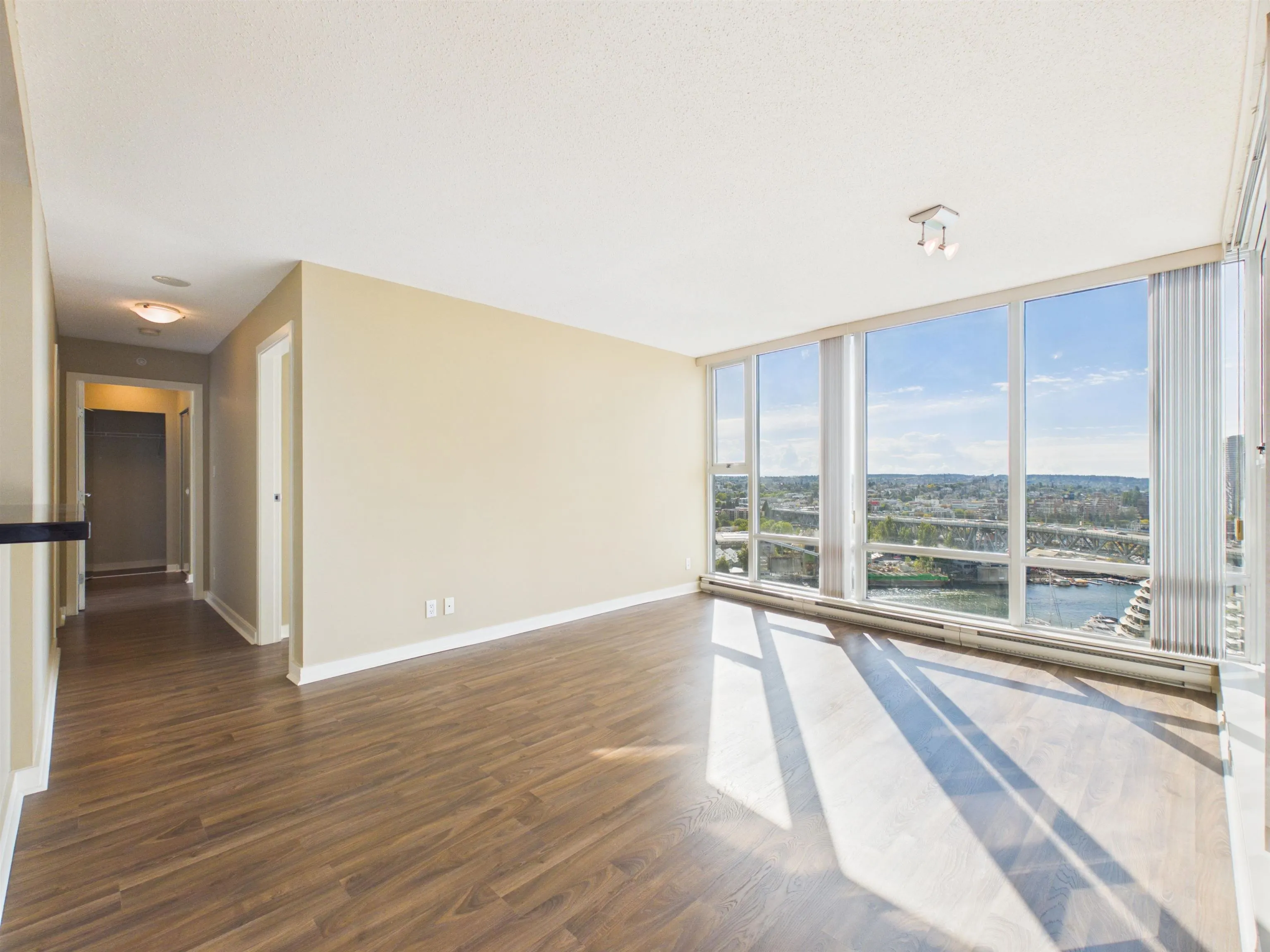2505 455 Beach Crescent
