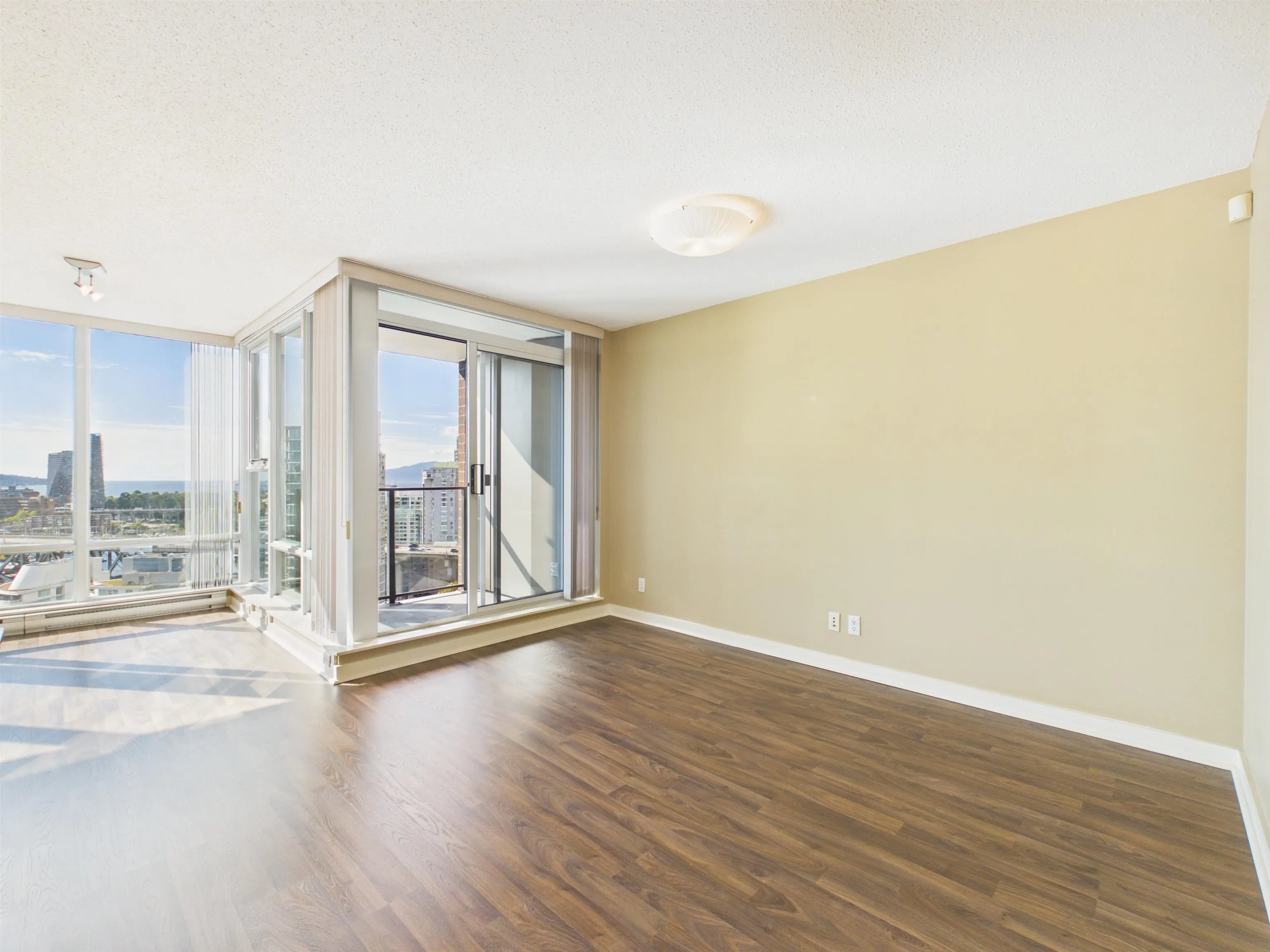 2505 455 Beach Crescent