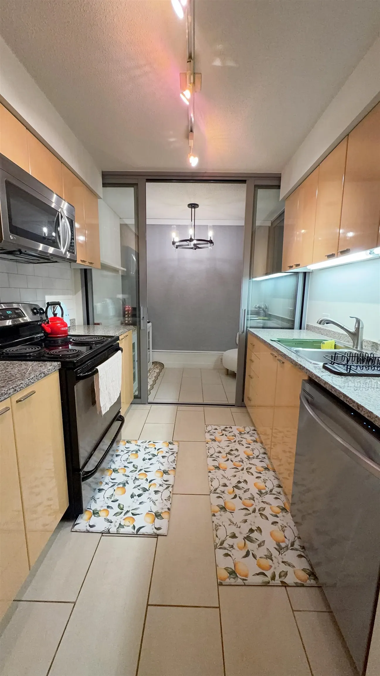 1200 W Georgia Street #1402