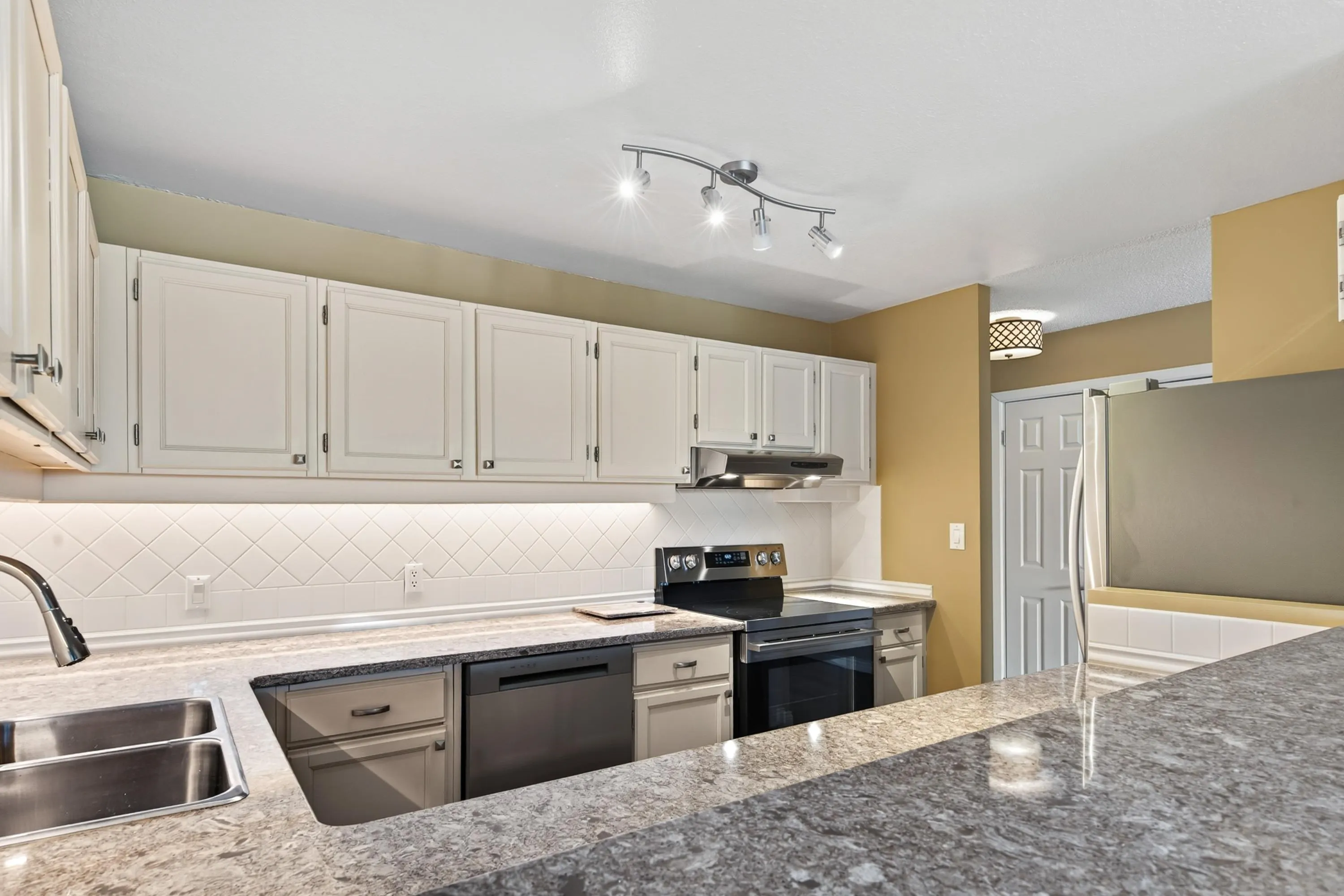 1442 Foster Street #603