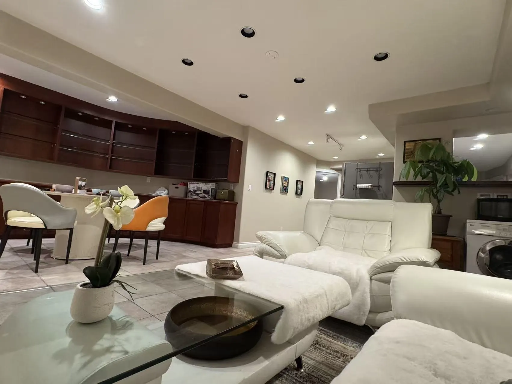 1527 Giles Place
