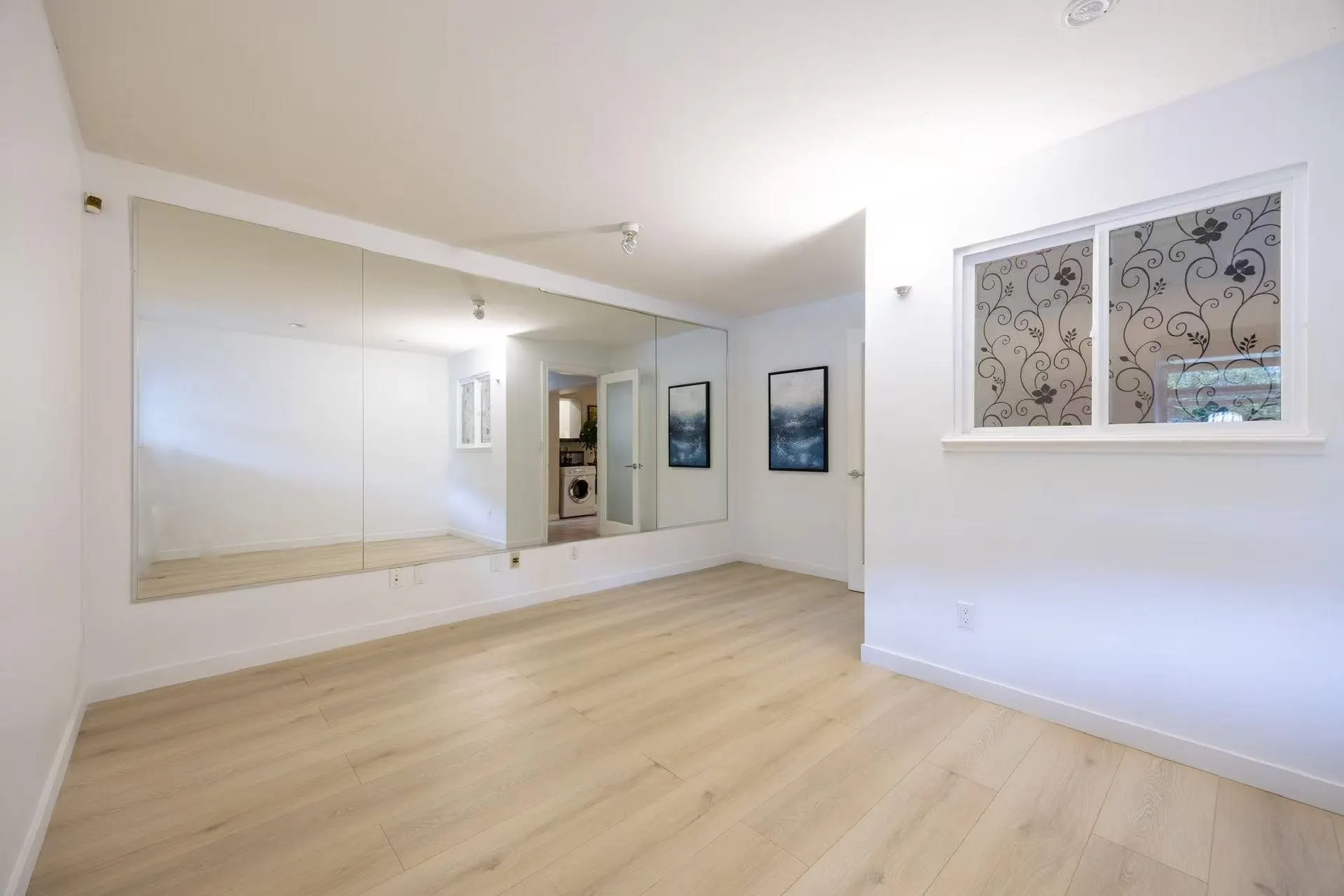 1527 Giles Place