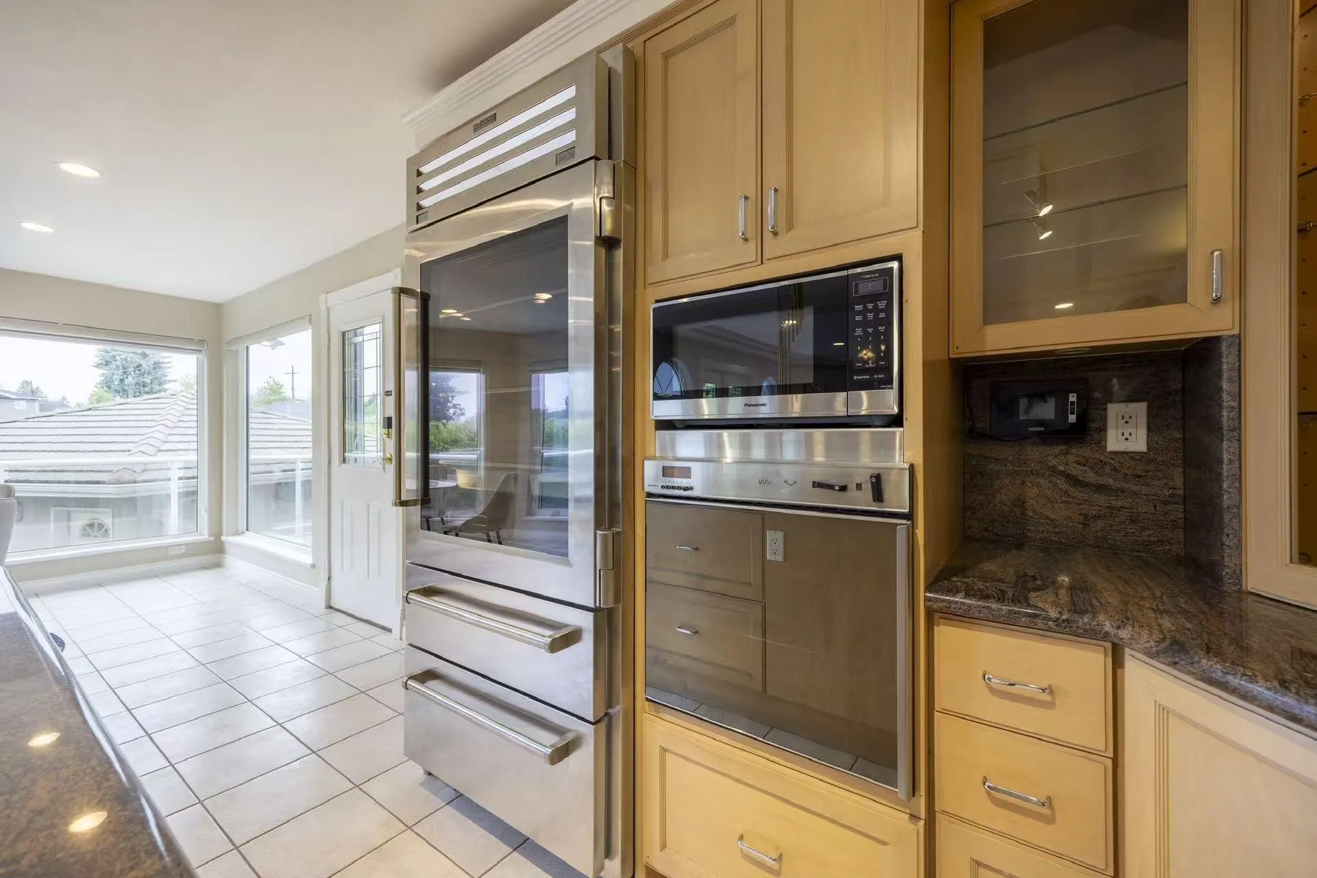 1527 Giles Place