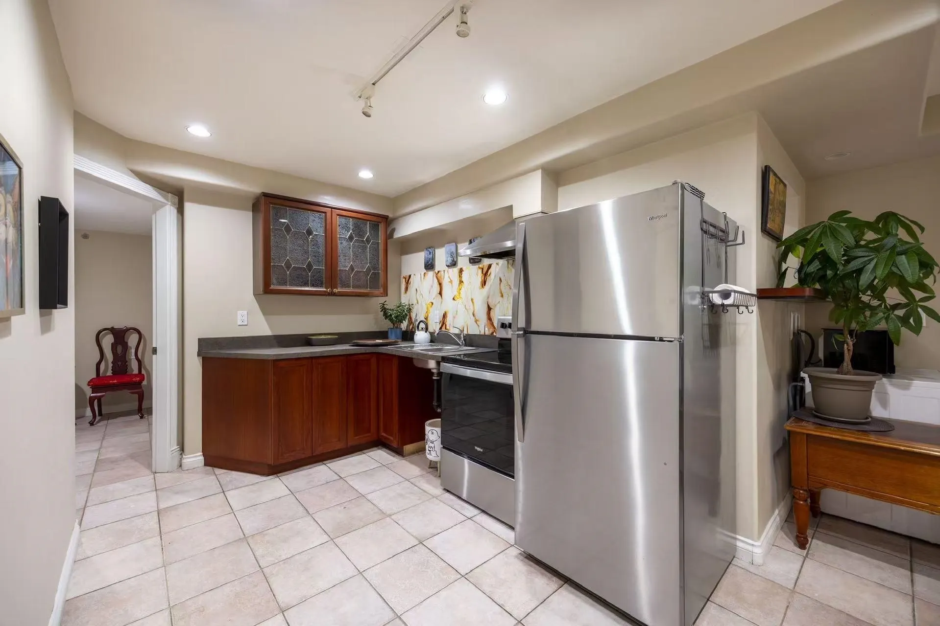 1527 Giles Place