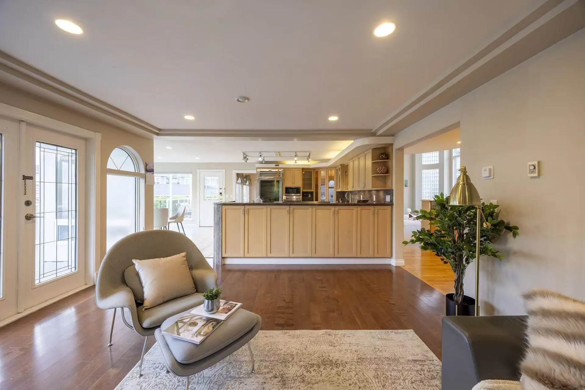 1527 Giles Place