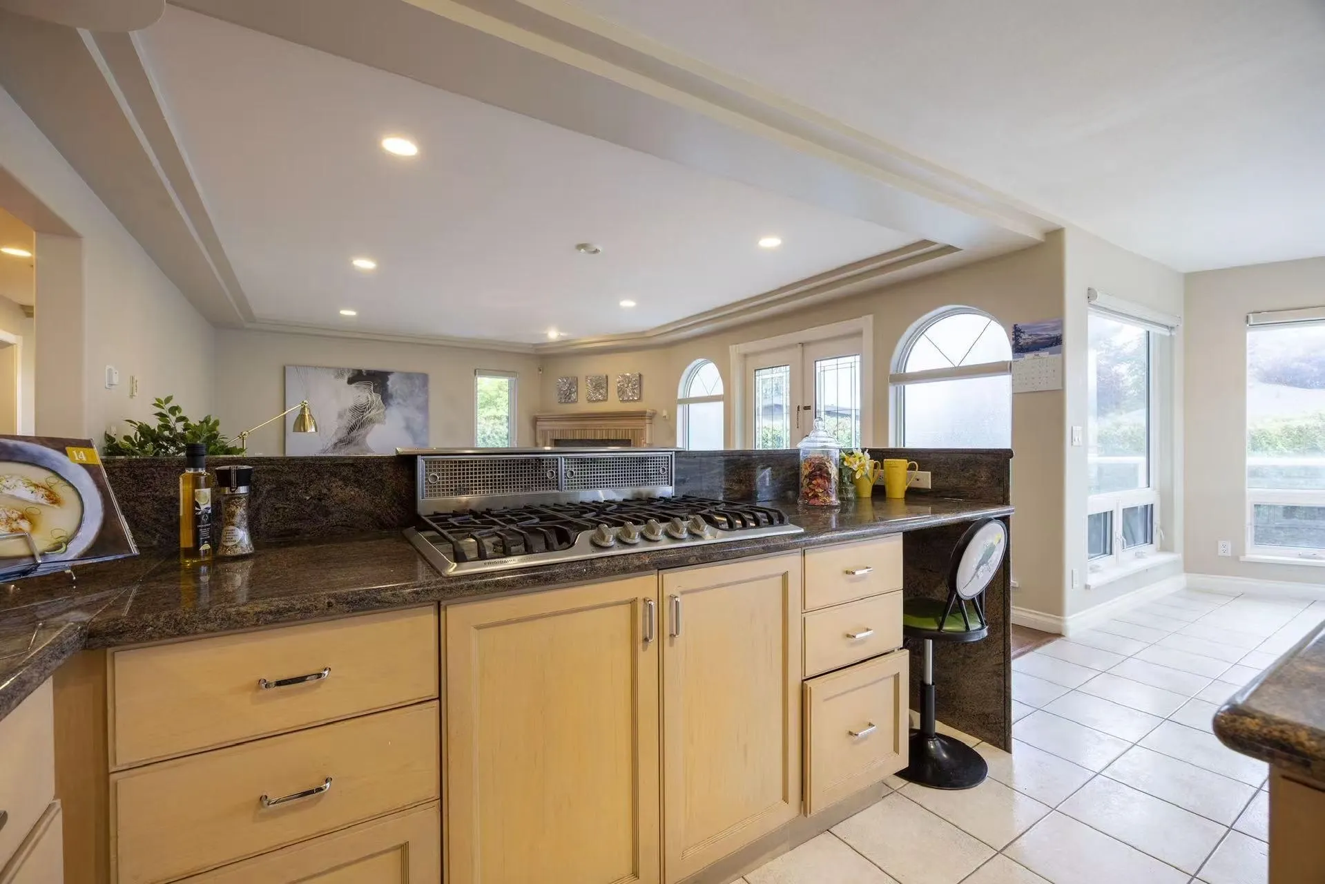 1527 Giles Place