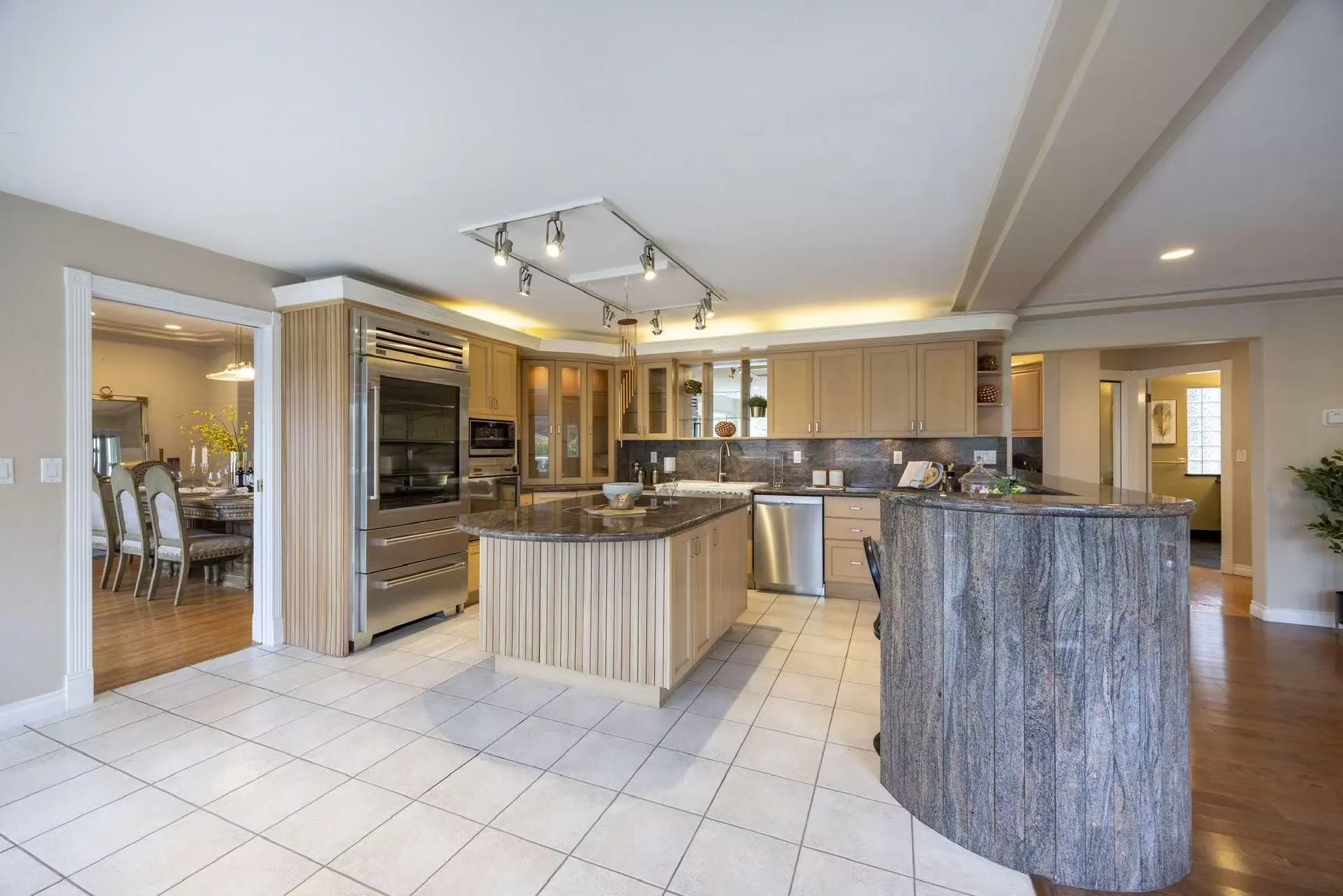 1527 Giles Place