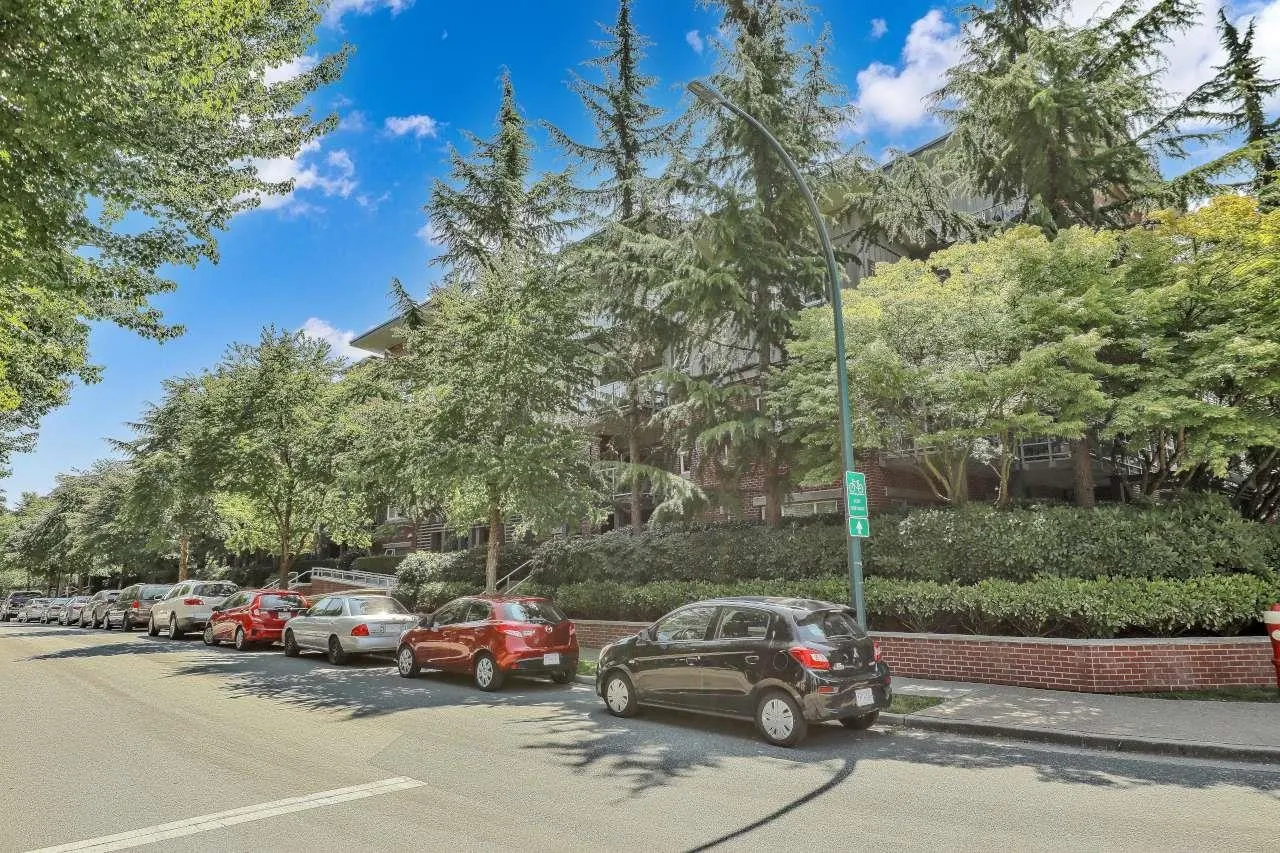 2488 Kelly Avenue #208