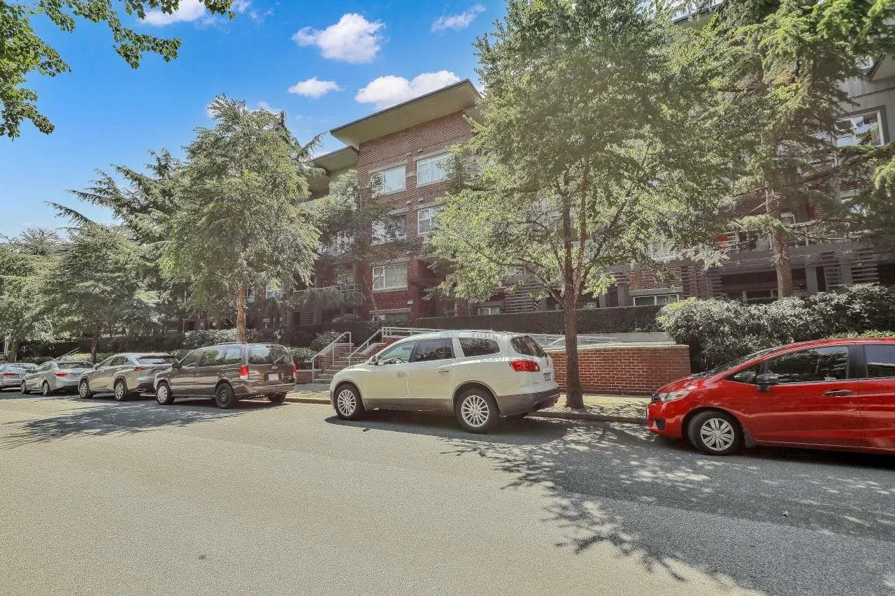 2488 Kelly Avenue #208