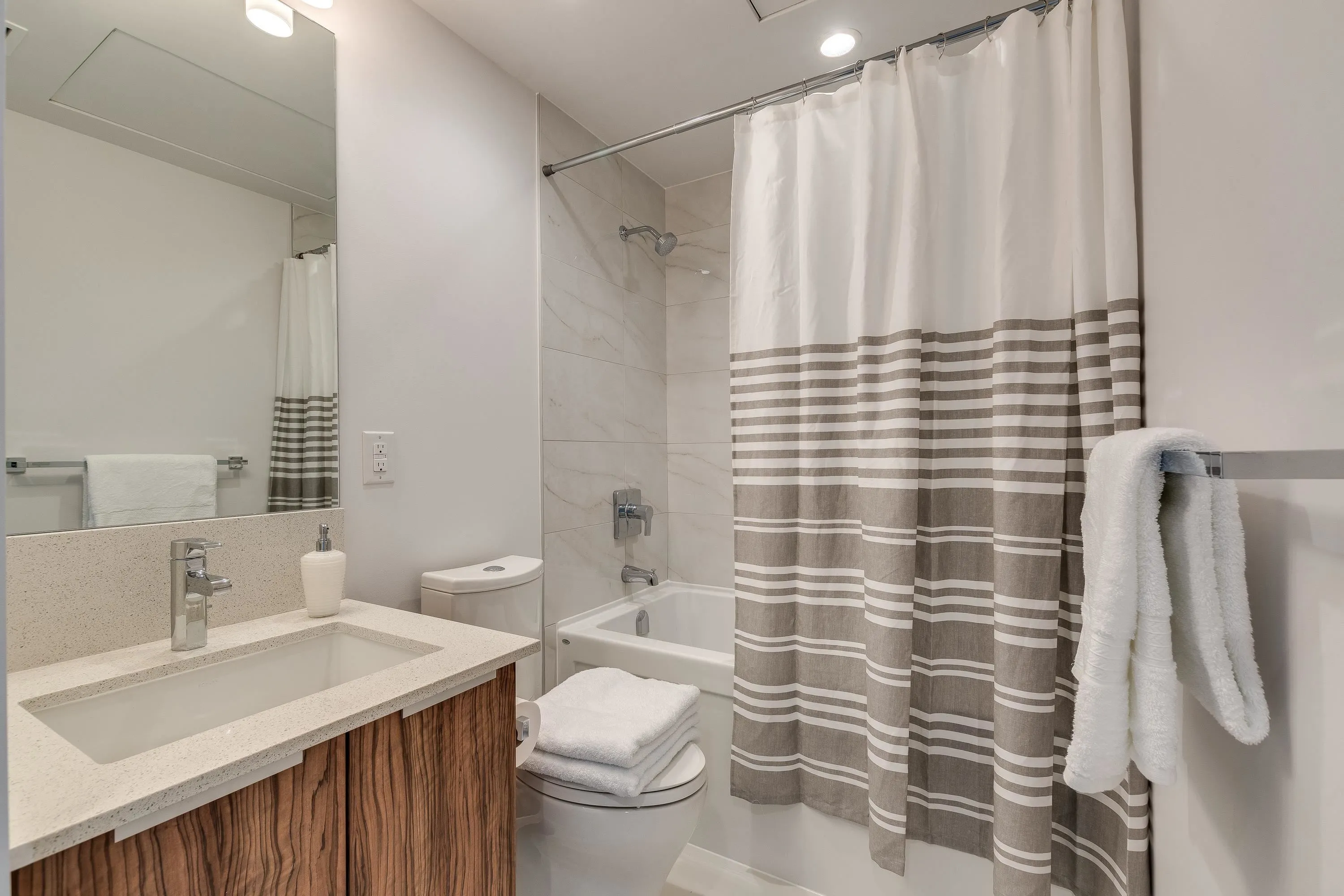 1283 Howe Street #906