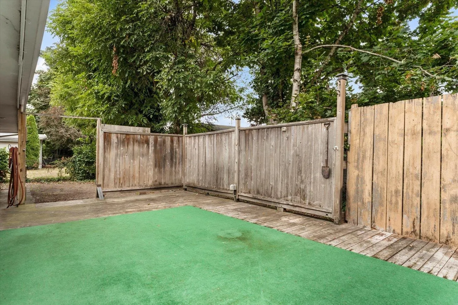 45695 Laura Crescent