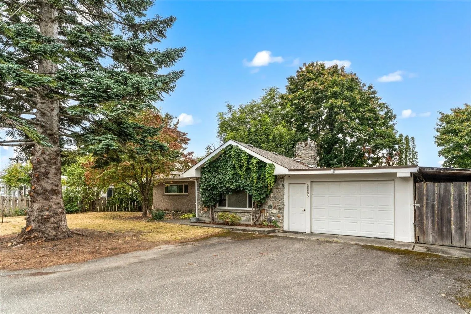 45695 Laura Crescent