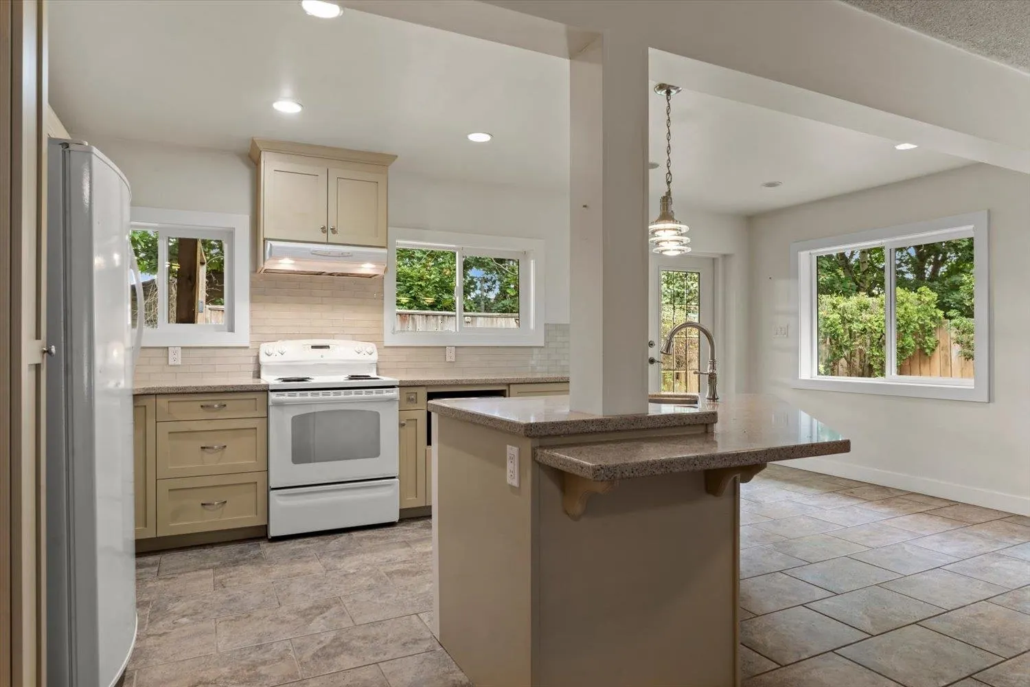 45695 Laura Crescent