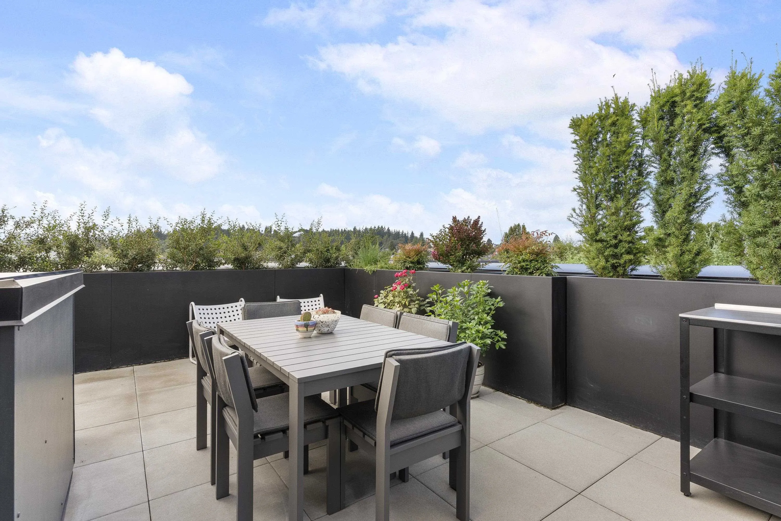 157 W King Edward #102
