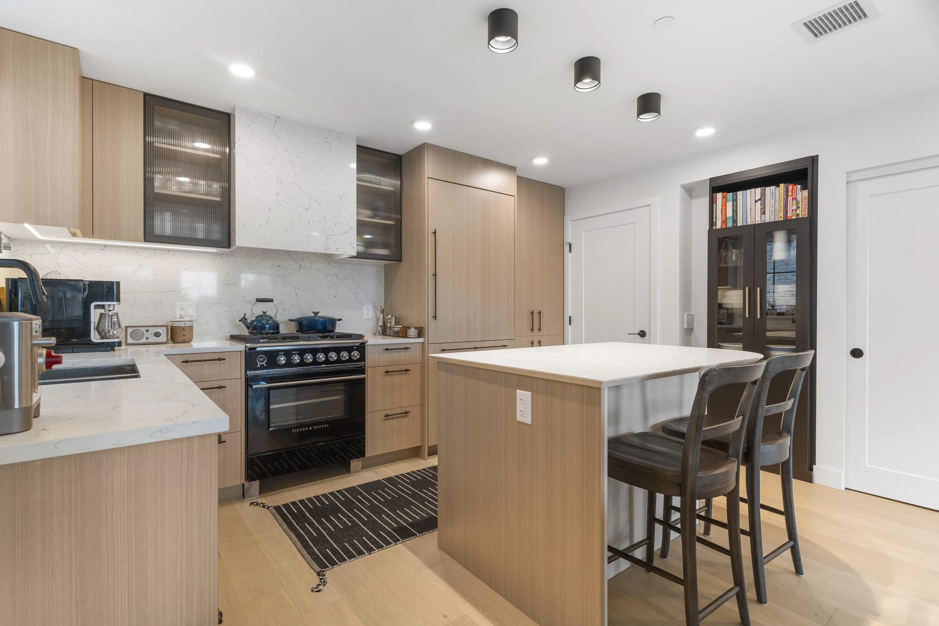 157 W King Edward #102
