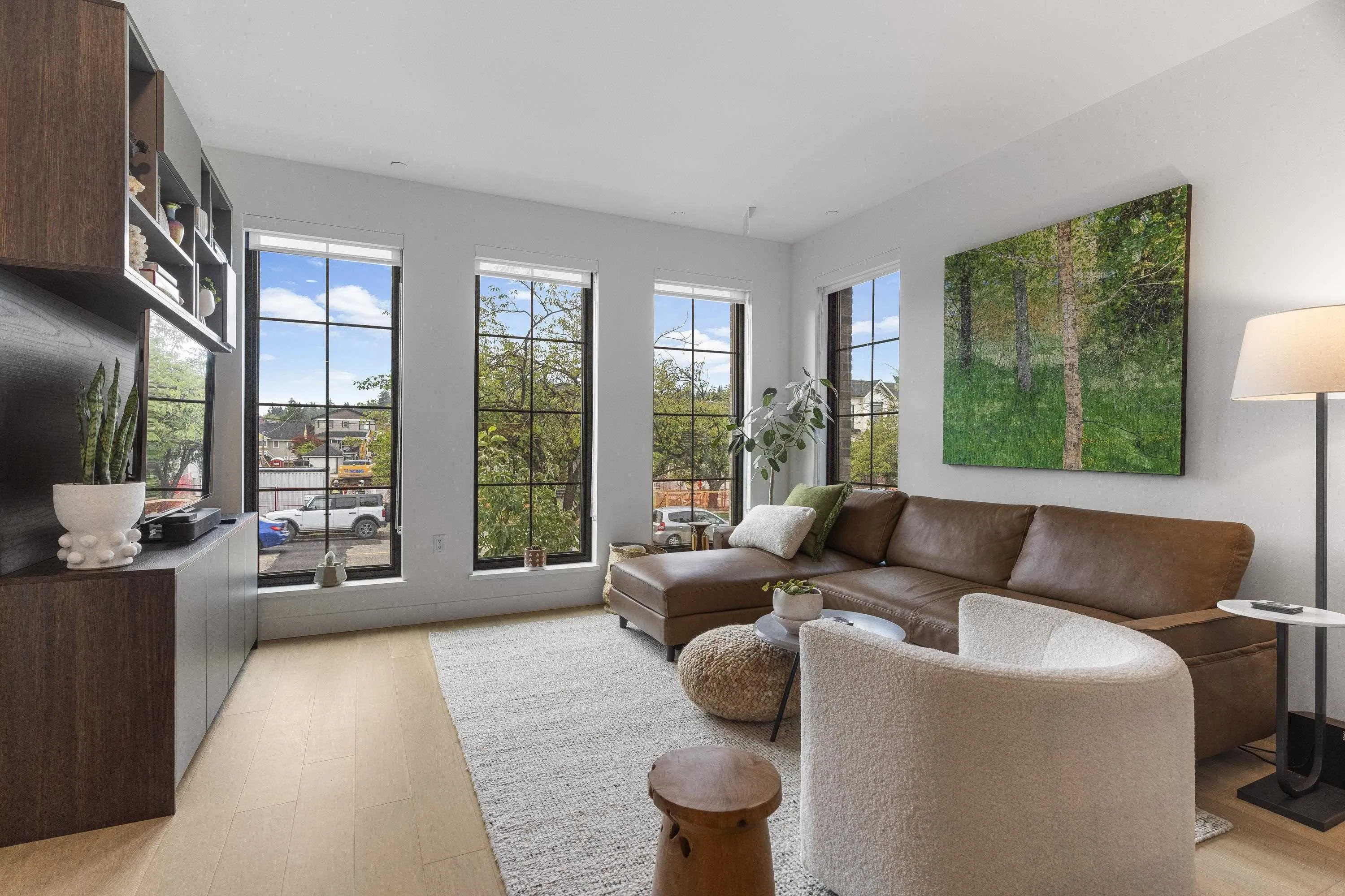157 W King Edward #102