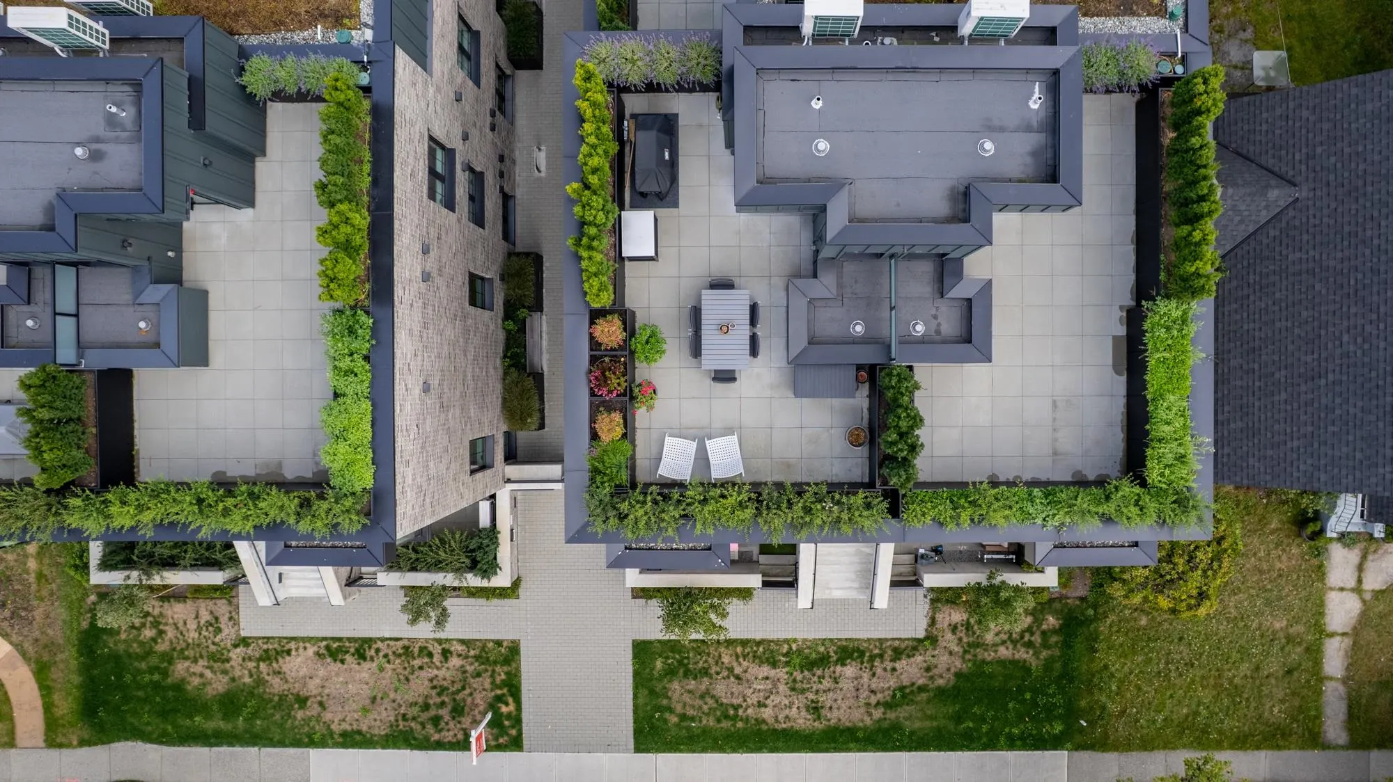 157 W King Edward #102