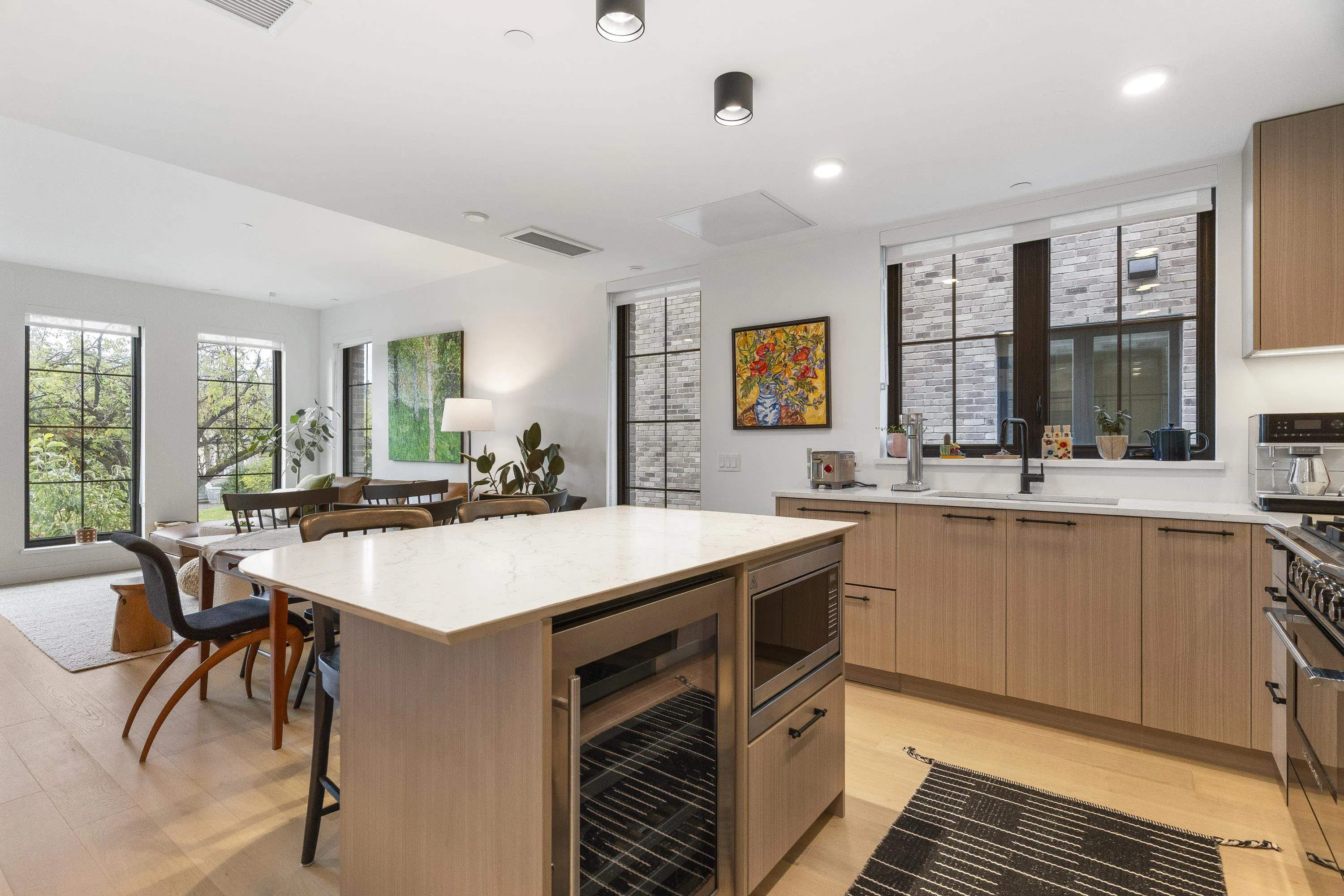 157 W King Edward #102