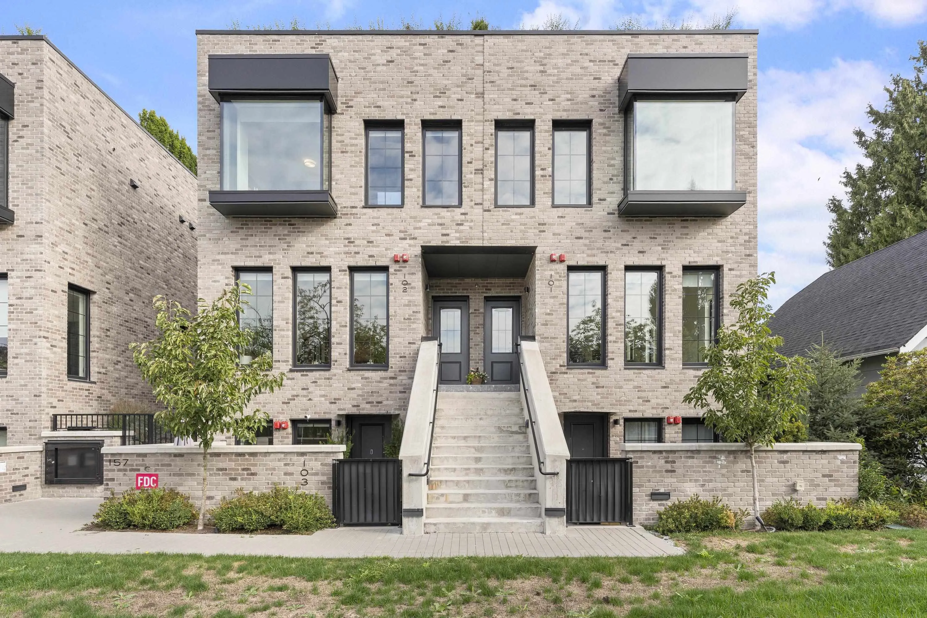 157 W King Edward #102
