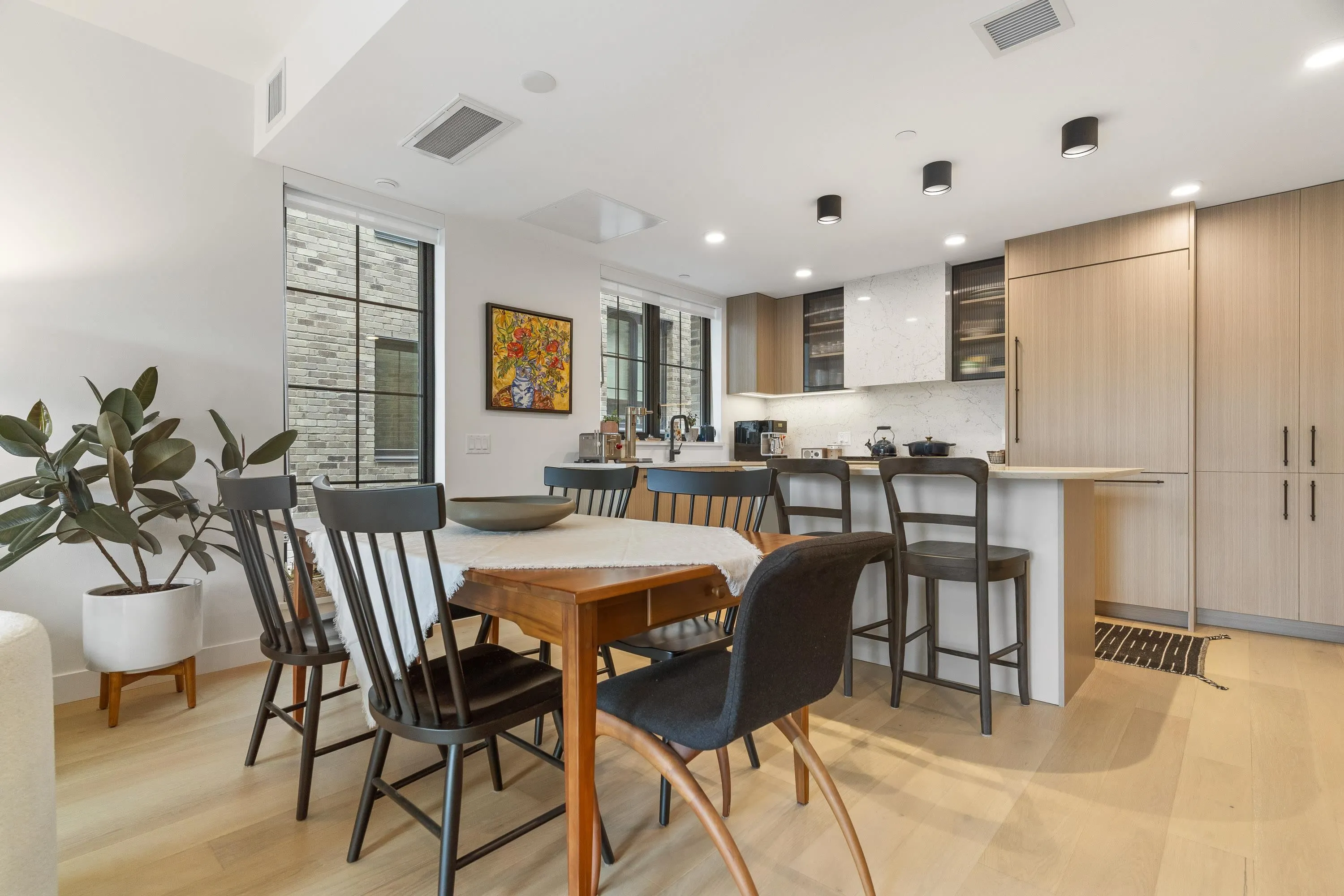 157 W King Edward #102