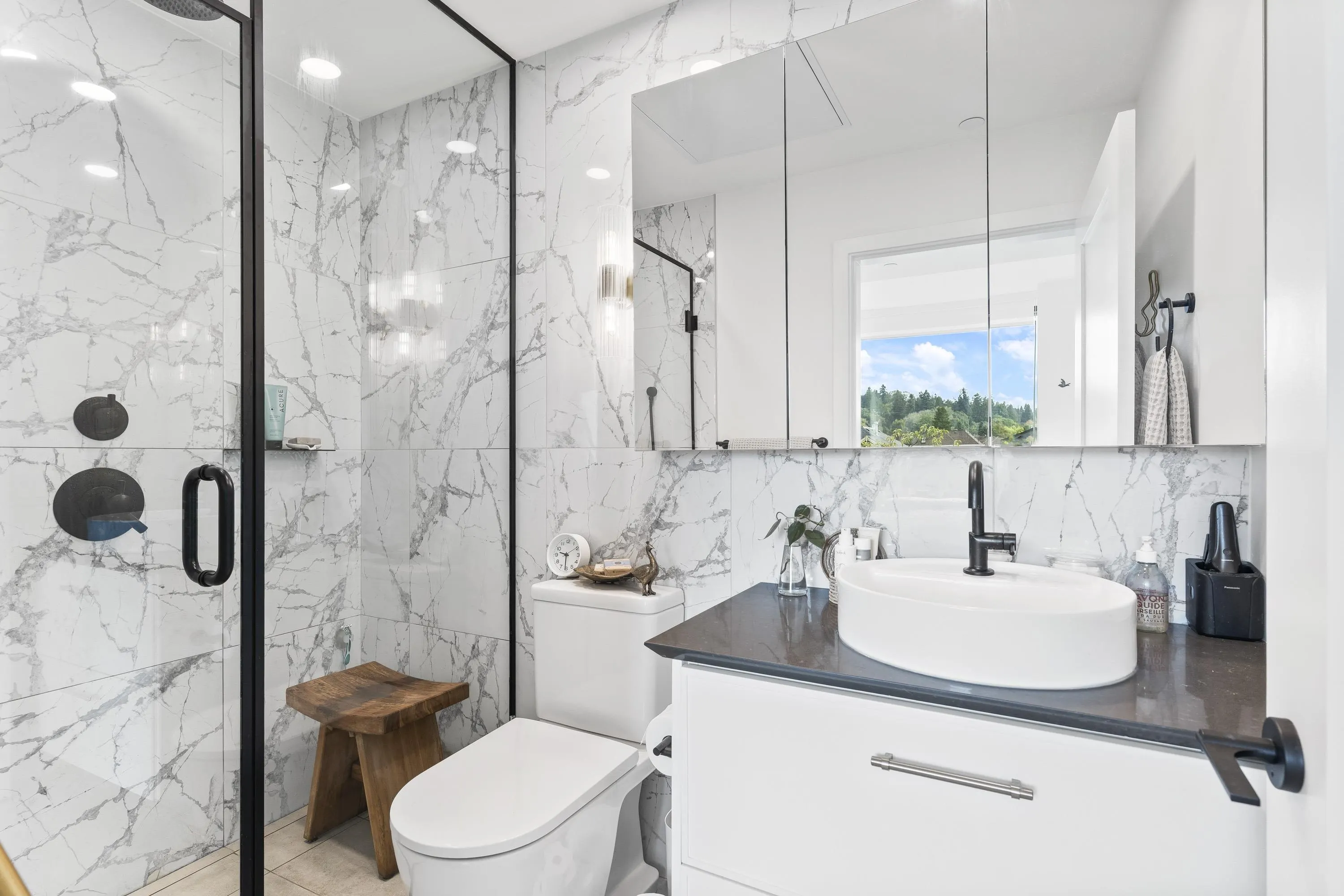157 W King Edward #102