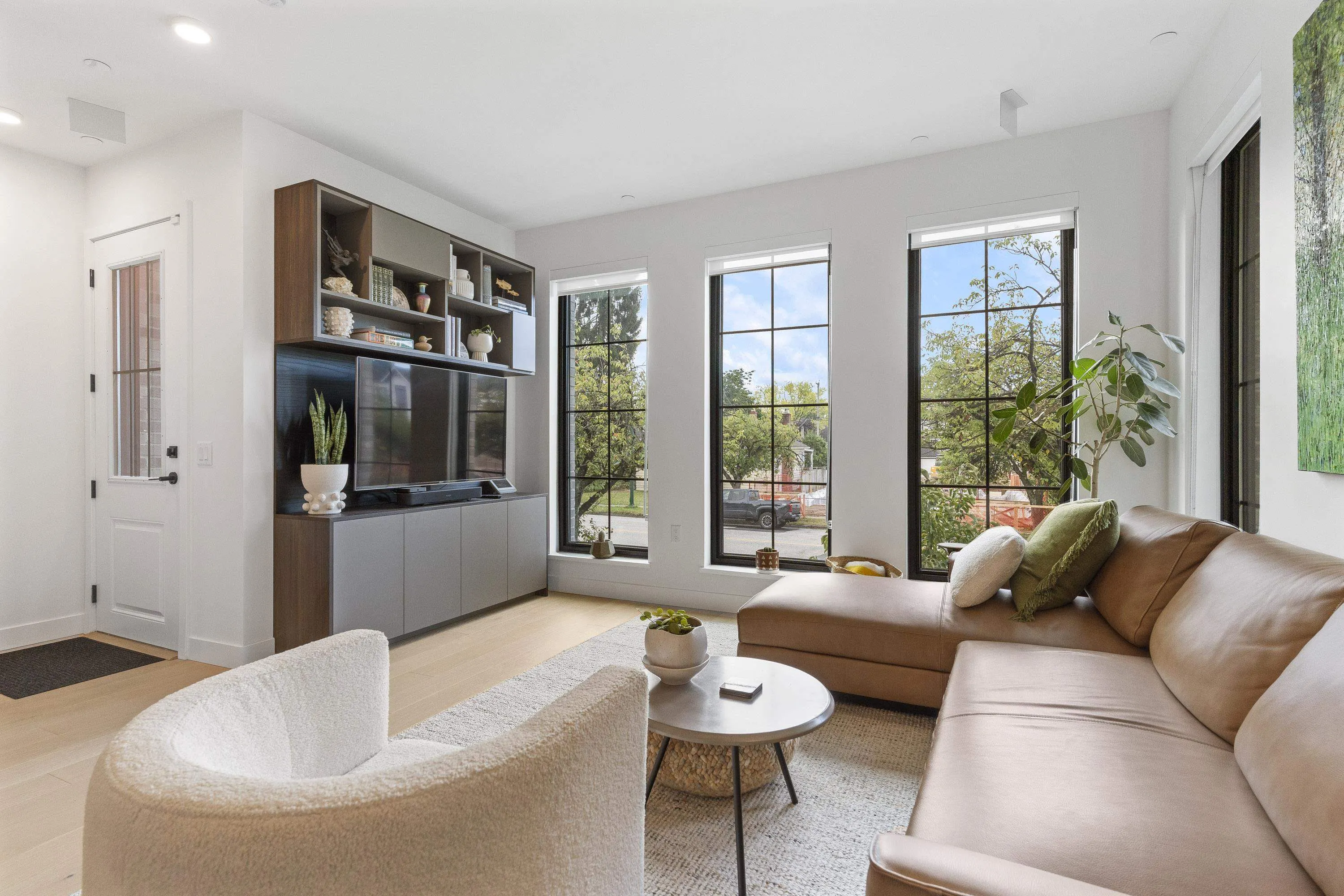 157 W King Edward #102