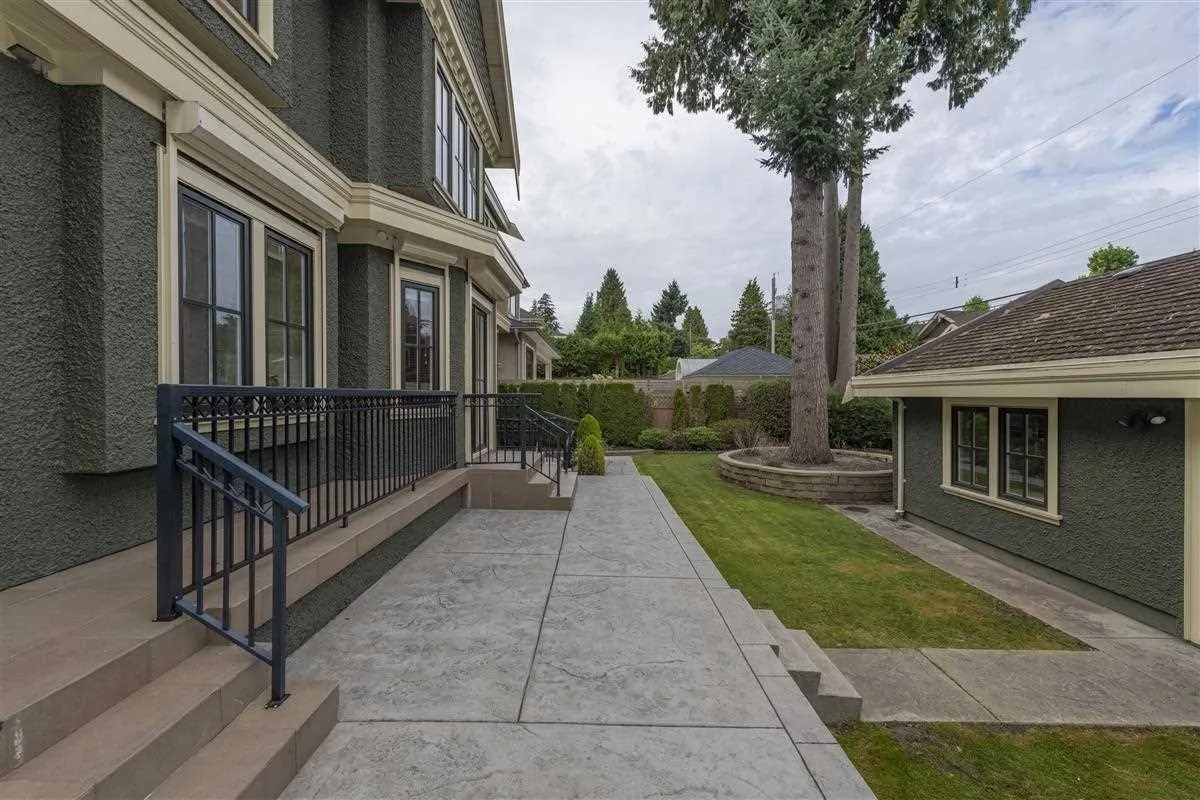 1121 W 39th Avenue