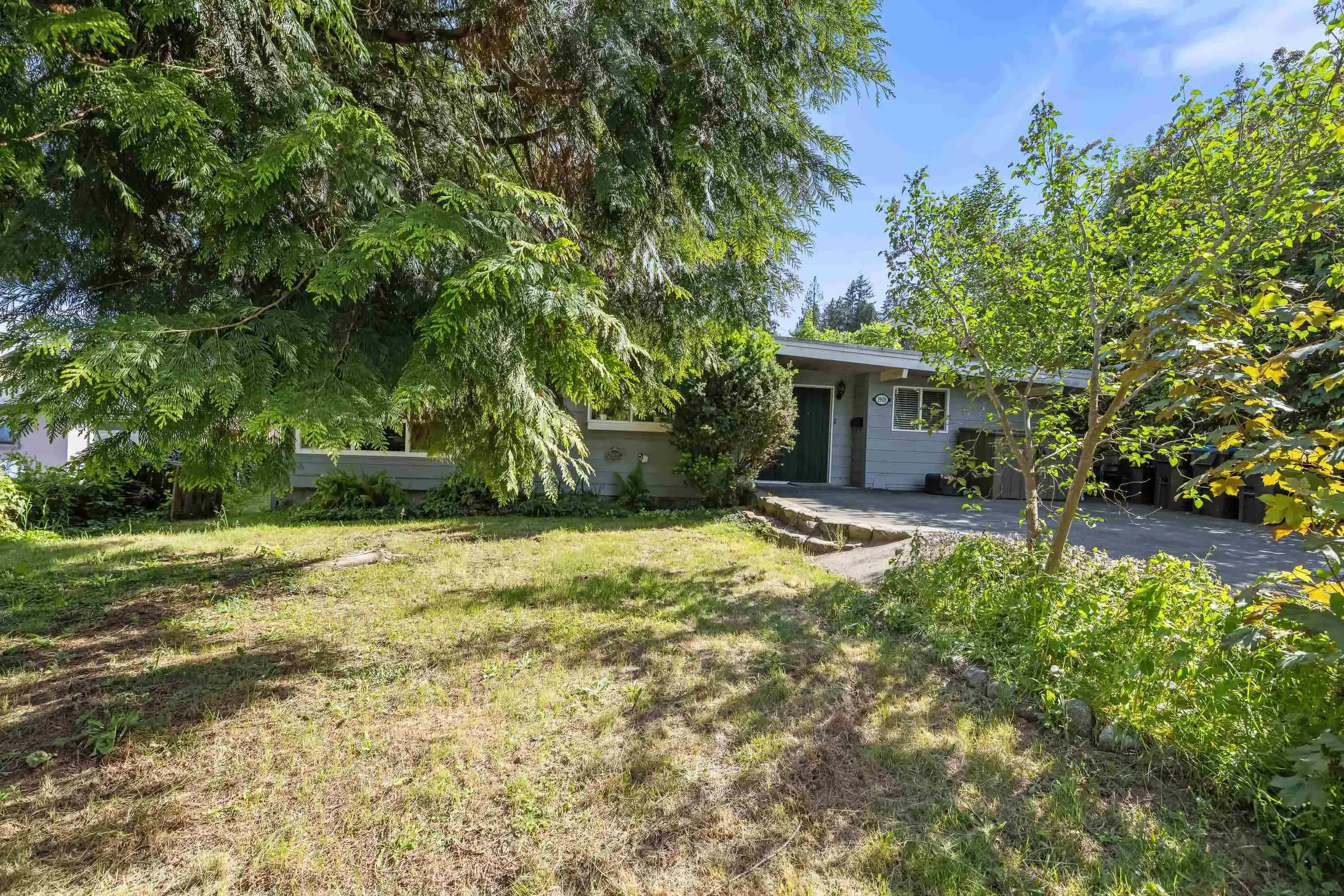 1908 Warwick Crescent